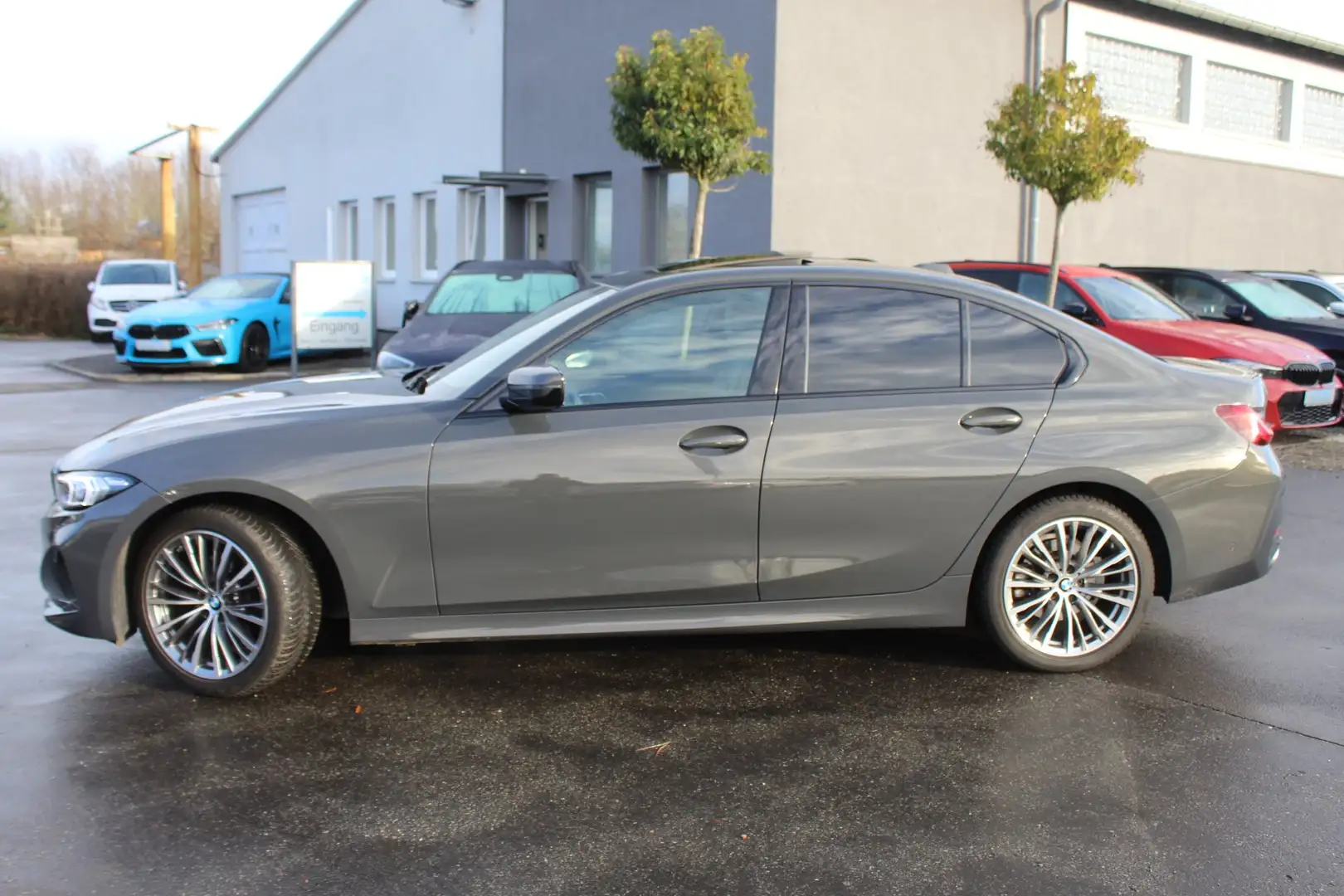 BMW 320 i Limo. Aut.+Sportsitz+Glasdach+HUD+18 Zoll+Memory Grau - 1