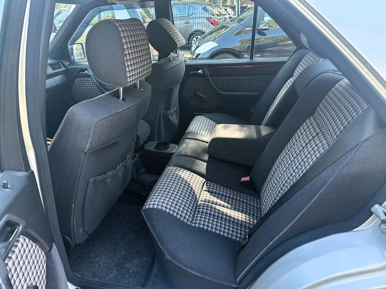 Mercedes-Benz E 200 124 Rostfrei-TÜV Neu Autom, foto 12