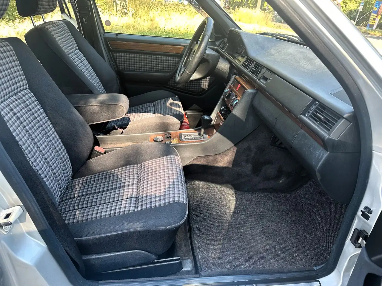 Mercedes-Benz E 200 124 Rostfrei-TÜV Neu Autom, foto 11