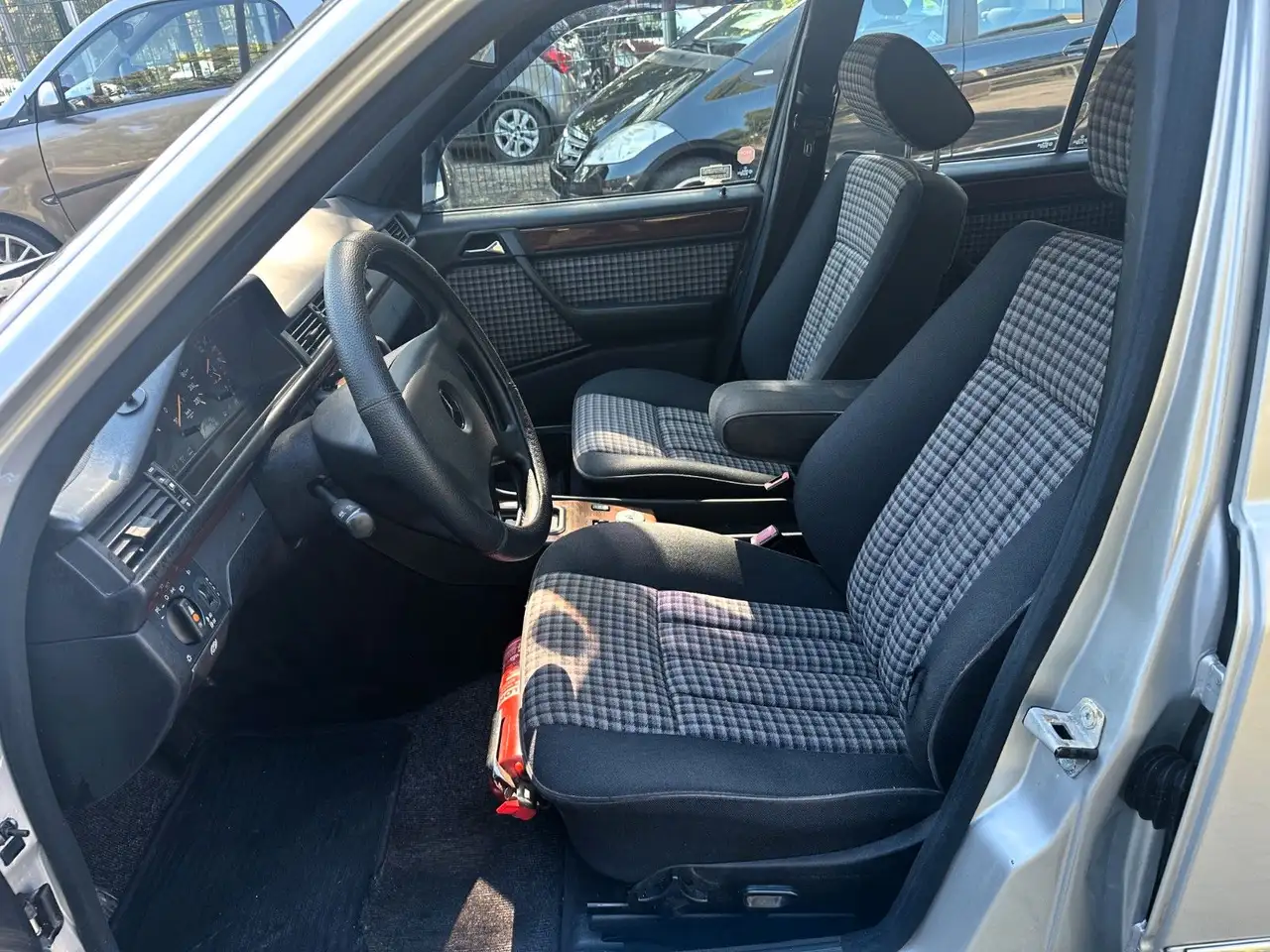 Mercedes-Benz E 200 124 Rostfrei-TÜV Neu Autom, foto 10