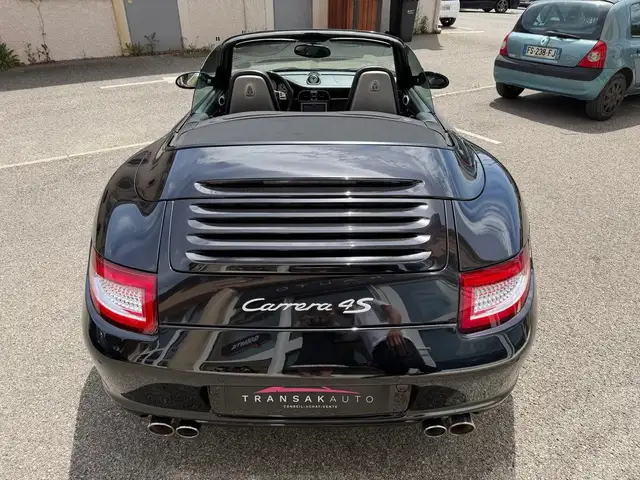 Porsche 911 view 6