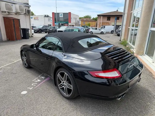 Porsche 911 view 7