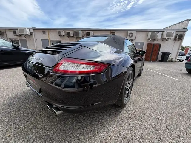 Porsche 911 view 5