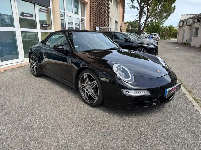 Porsche 911 view 3