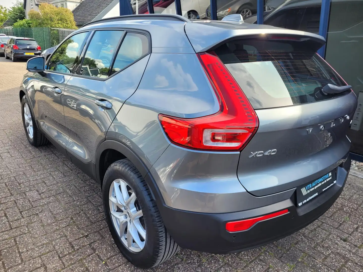 Volvo XC40 2.0 T4 AWD 190PK Automaat / NAVI / BLUETOOTH / PDC Grijs - 2