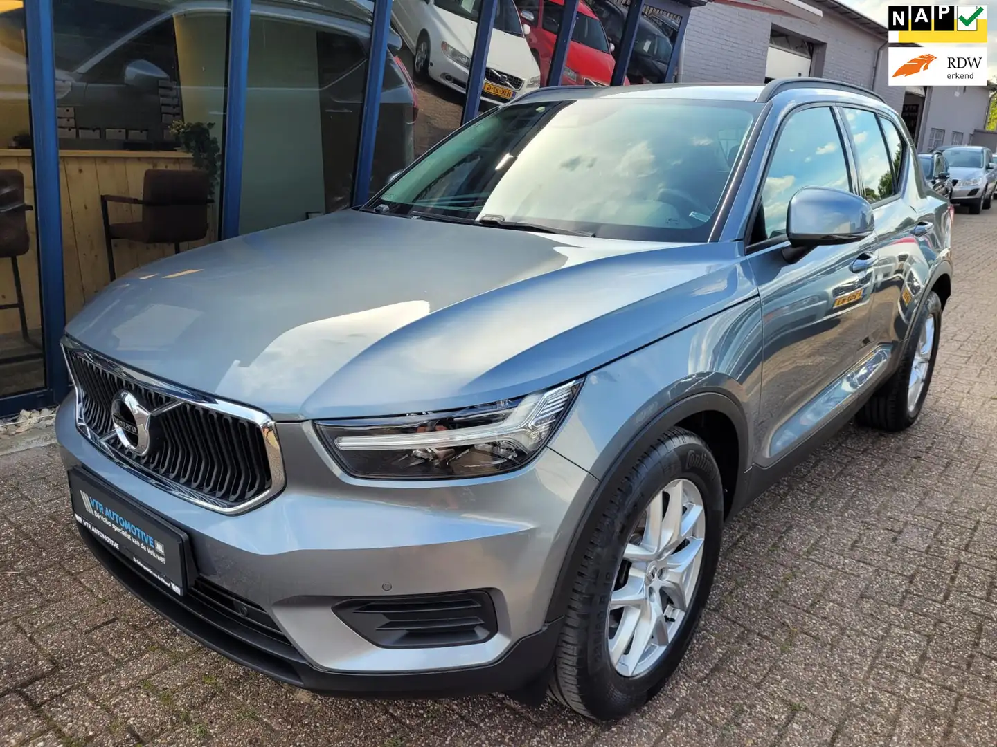 Volvo XC40 2.0 T4 AWD 190PK Automaat / NAVI / BLUETOOTH / PDC Grijs - 1