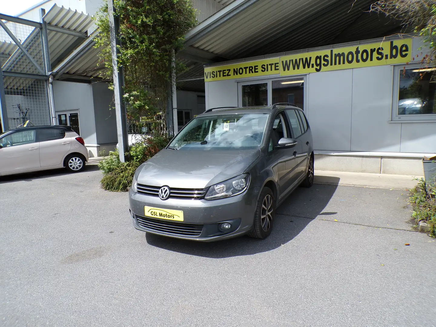 Volkswagen Touran 1.6TDi 105cv Gris 11/14 Airco GPS Bluetooth camera Argent - 1