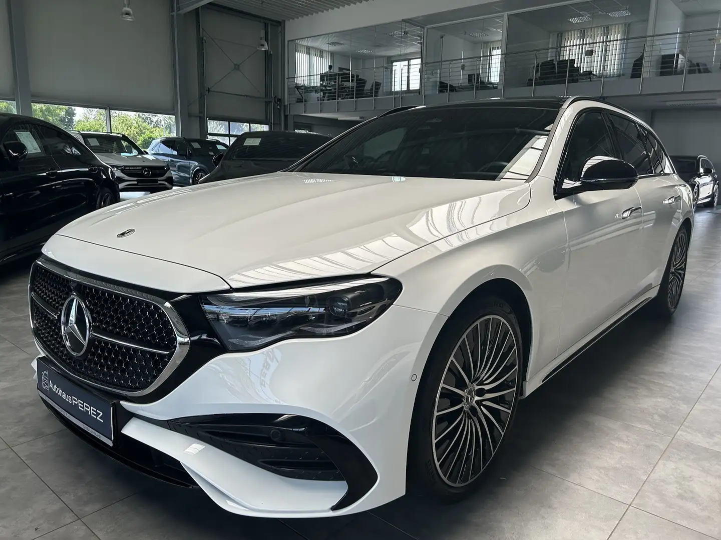 Mercedes-Benz E 220 d T AMG NP: 87.239 SUPERSCREEN-DISTRONIC Белый - 2