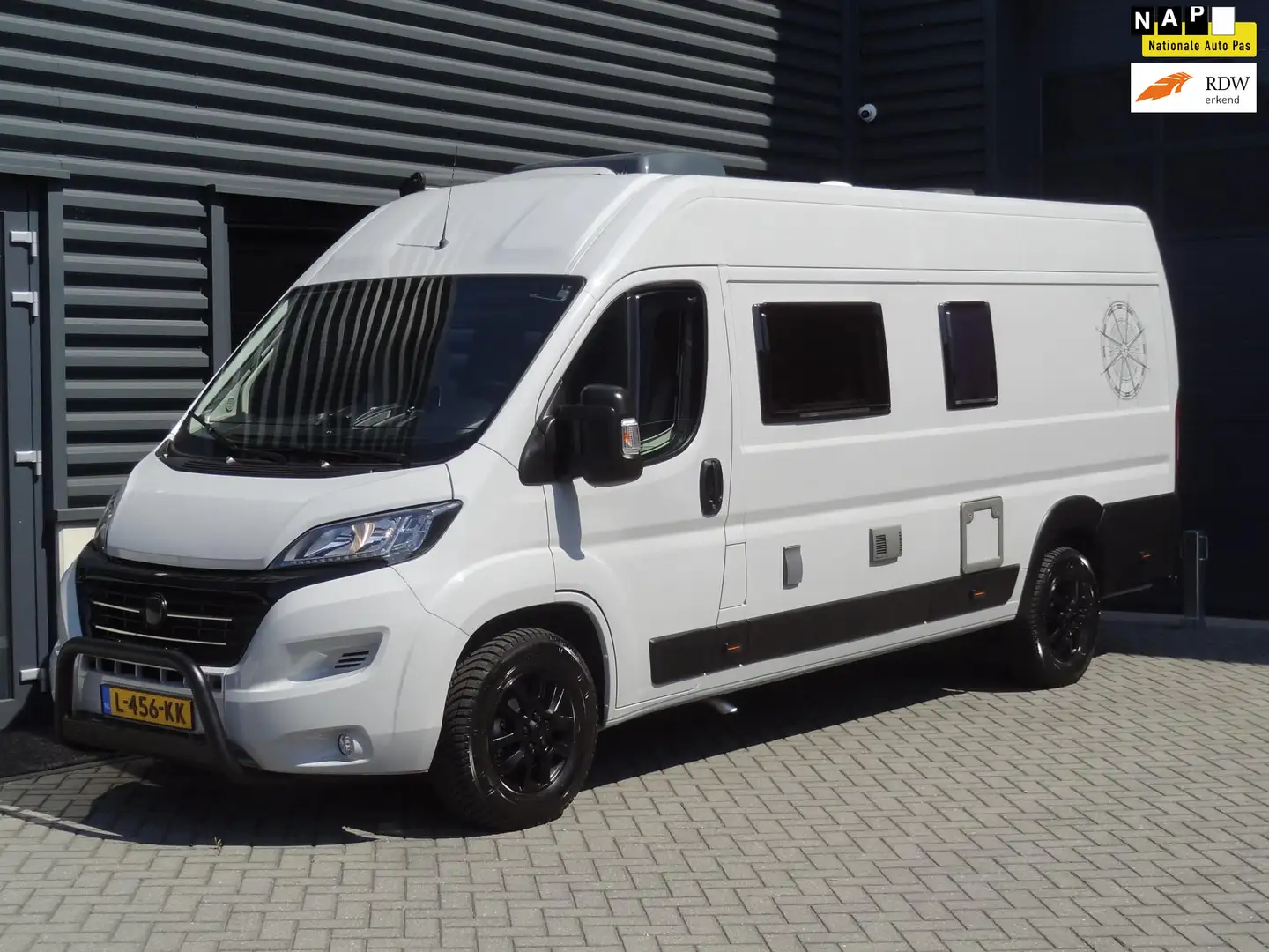 Chausson TWIST V697 Off-Road look, Ducato 131pk, Lengt Grijs - 1