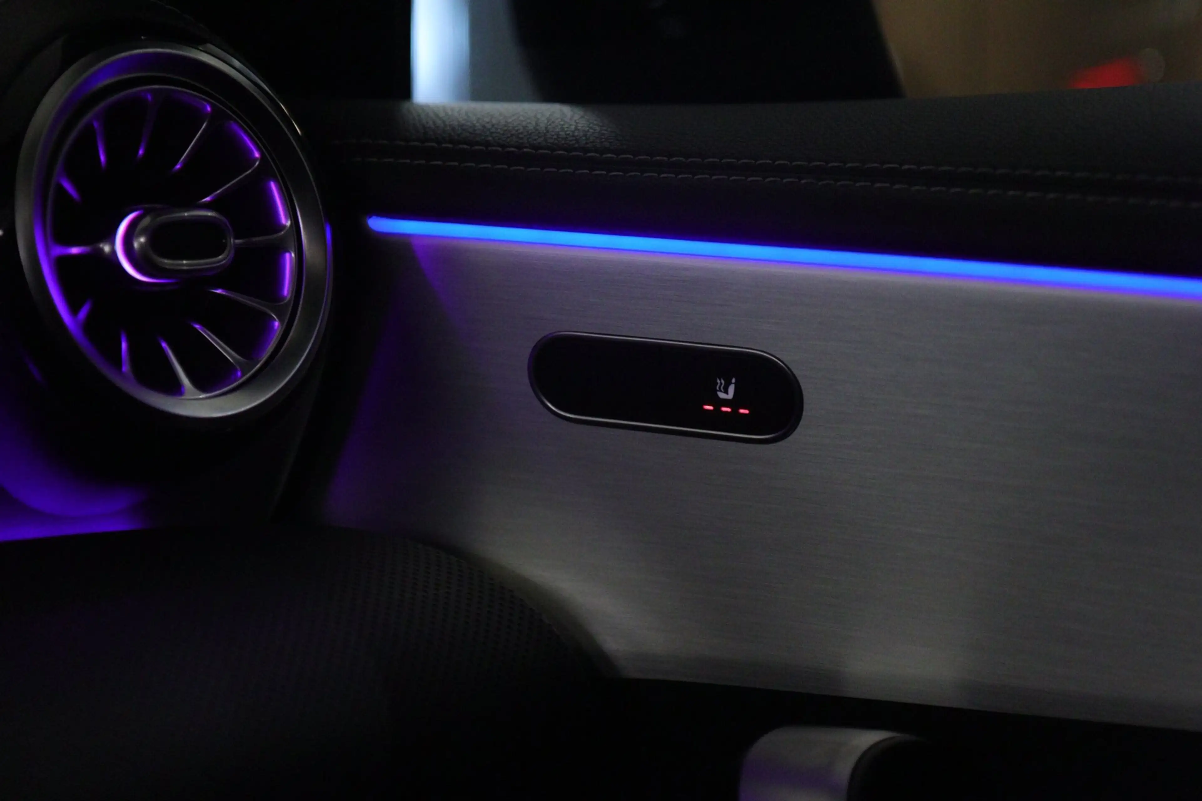 Mercedes-Benz A 250 e Premium Plus AMG NIGHT PAKKET PANO/BLACKSTYLE/CA — photo 36