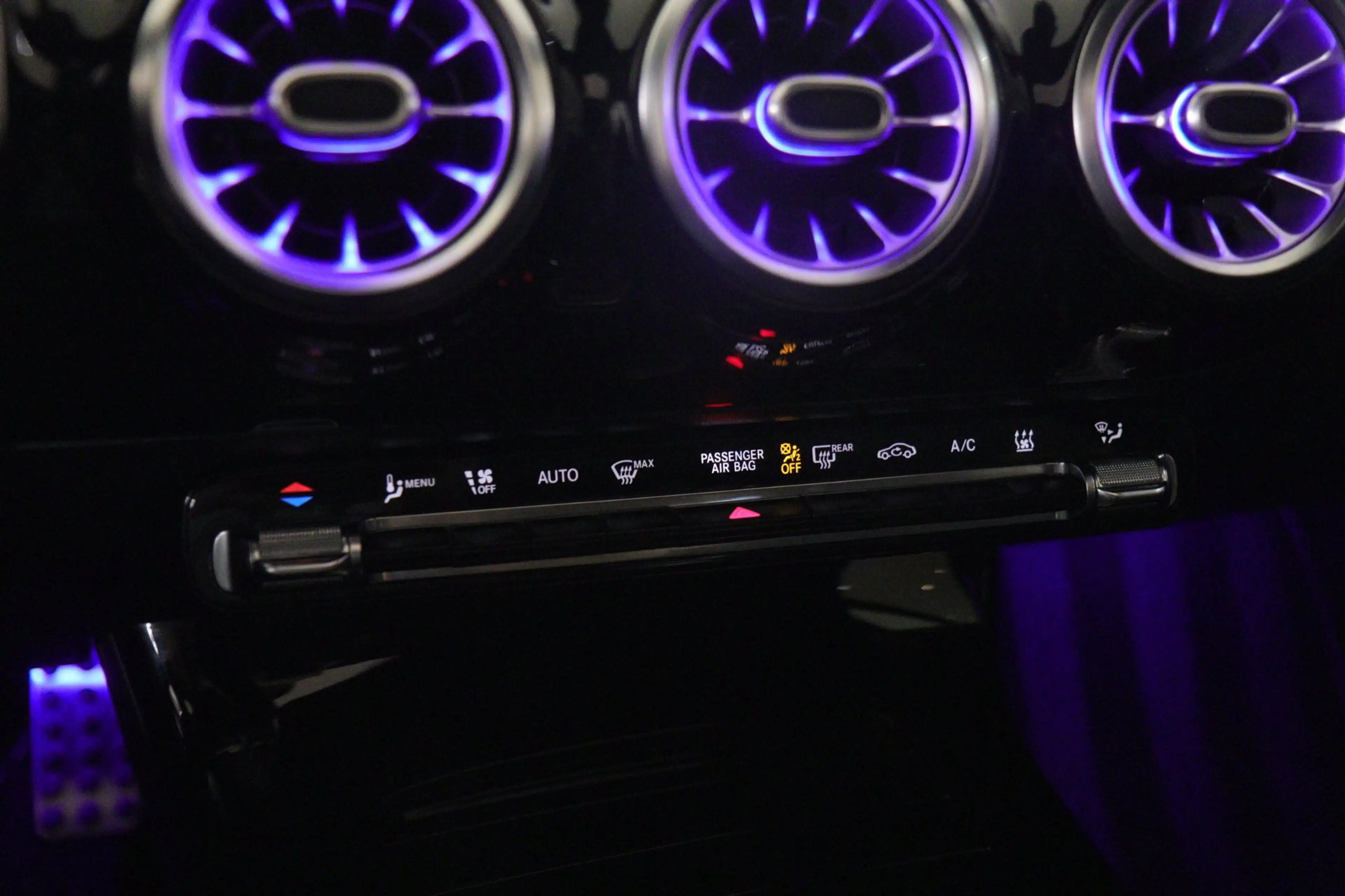 Mercedes-Benz A 250 e Premium Plus AMG NIGHT PAKKET PANO/BLACKSTYLE/CA — photo 37