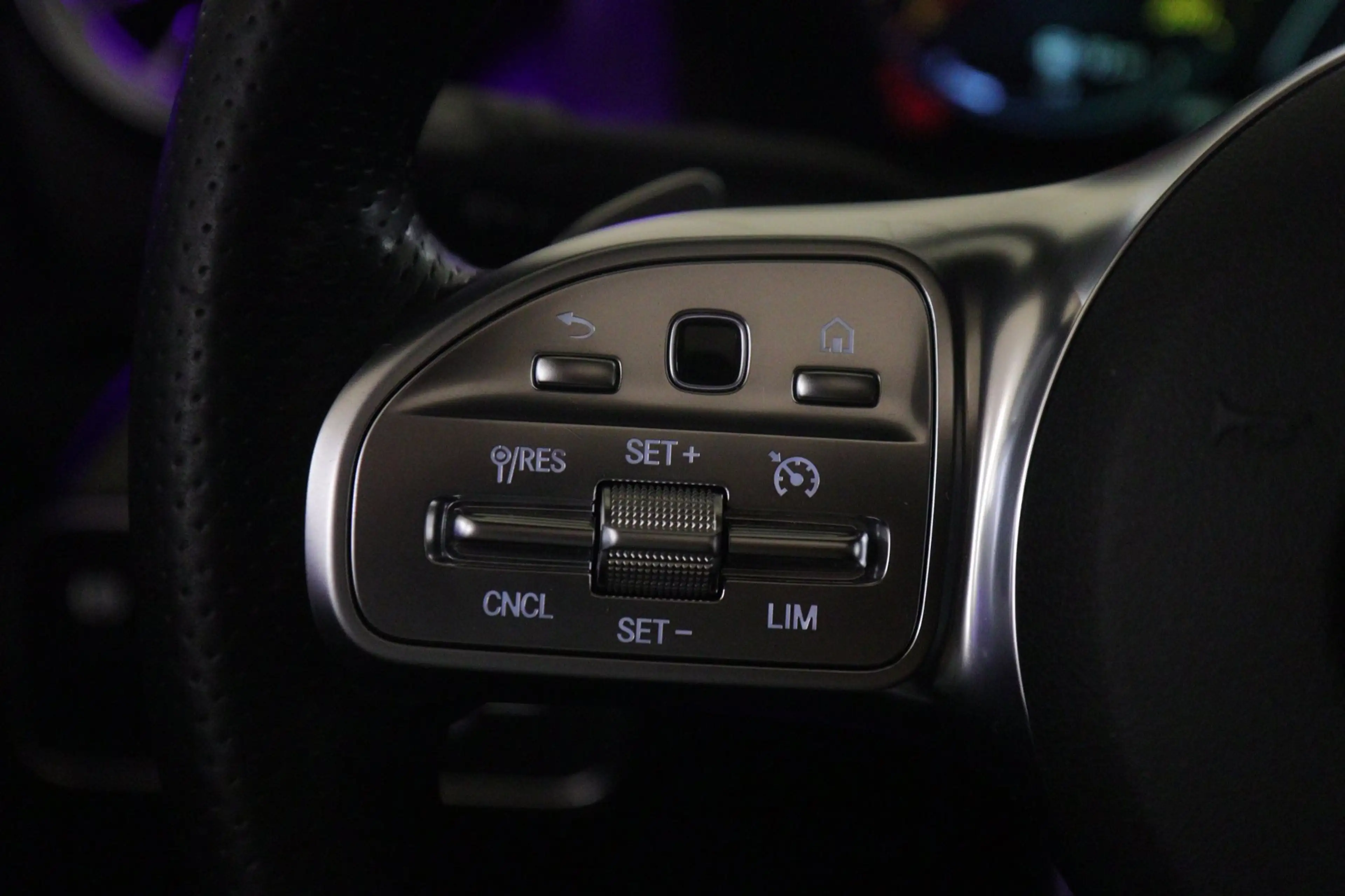 Mercedes-Benz A 250 e Premium Plus AMG NIGHT PAKKET PANO/BLACKSTYLE/CA — photo 27