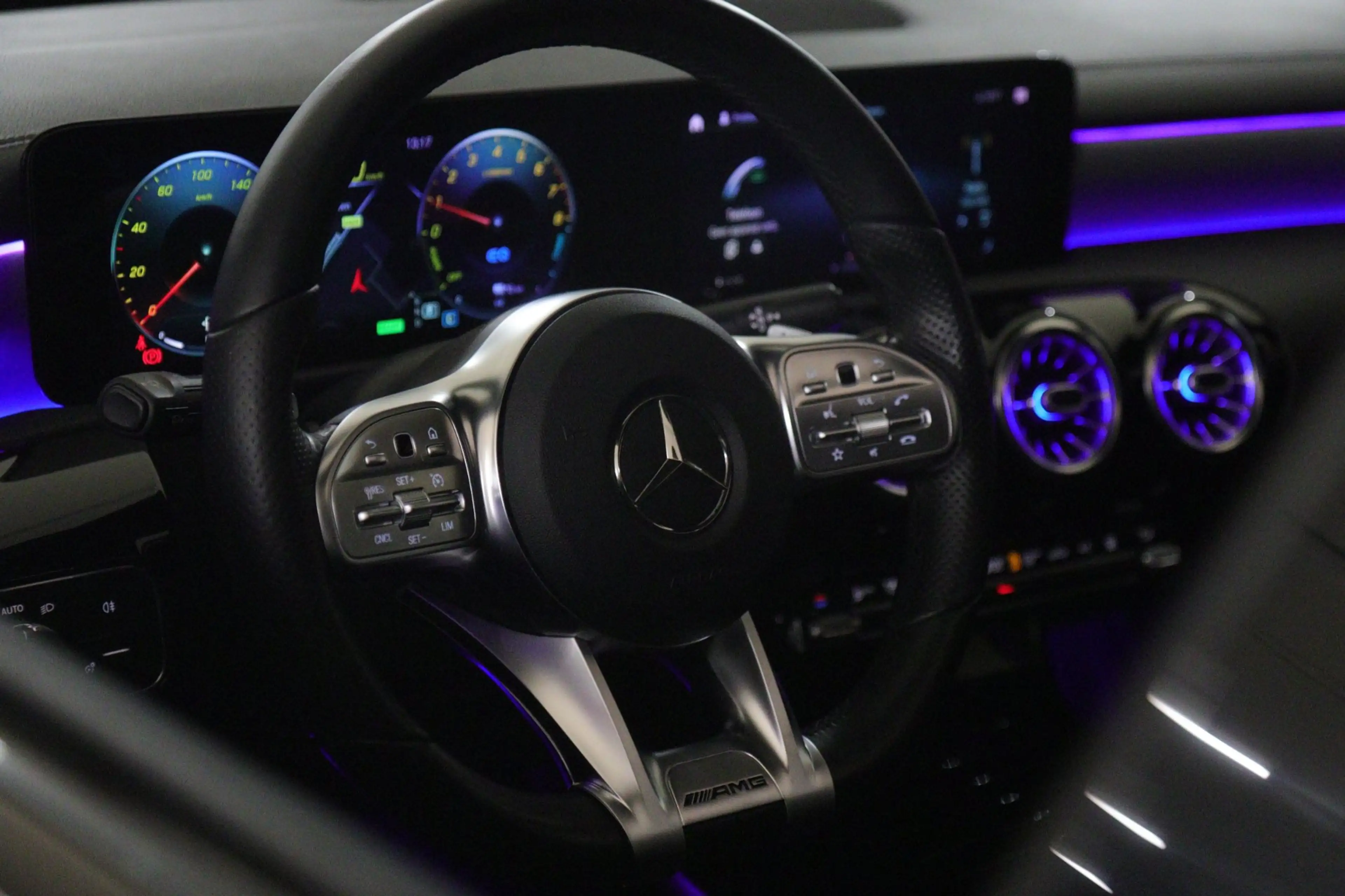 Mercedes-Benz A 250 e Premium Plus AMG NIGHT PAKKET PANO/BLACKSTYLE/CA — photo 24