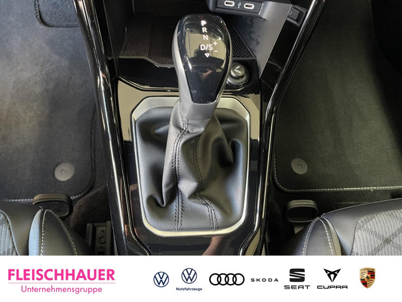 Volkswagen T-Roc 1,5 TSI R-Line ACC Navi AHK Pano Tel.-Vorb. DAB LE — photo 15