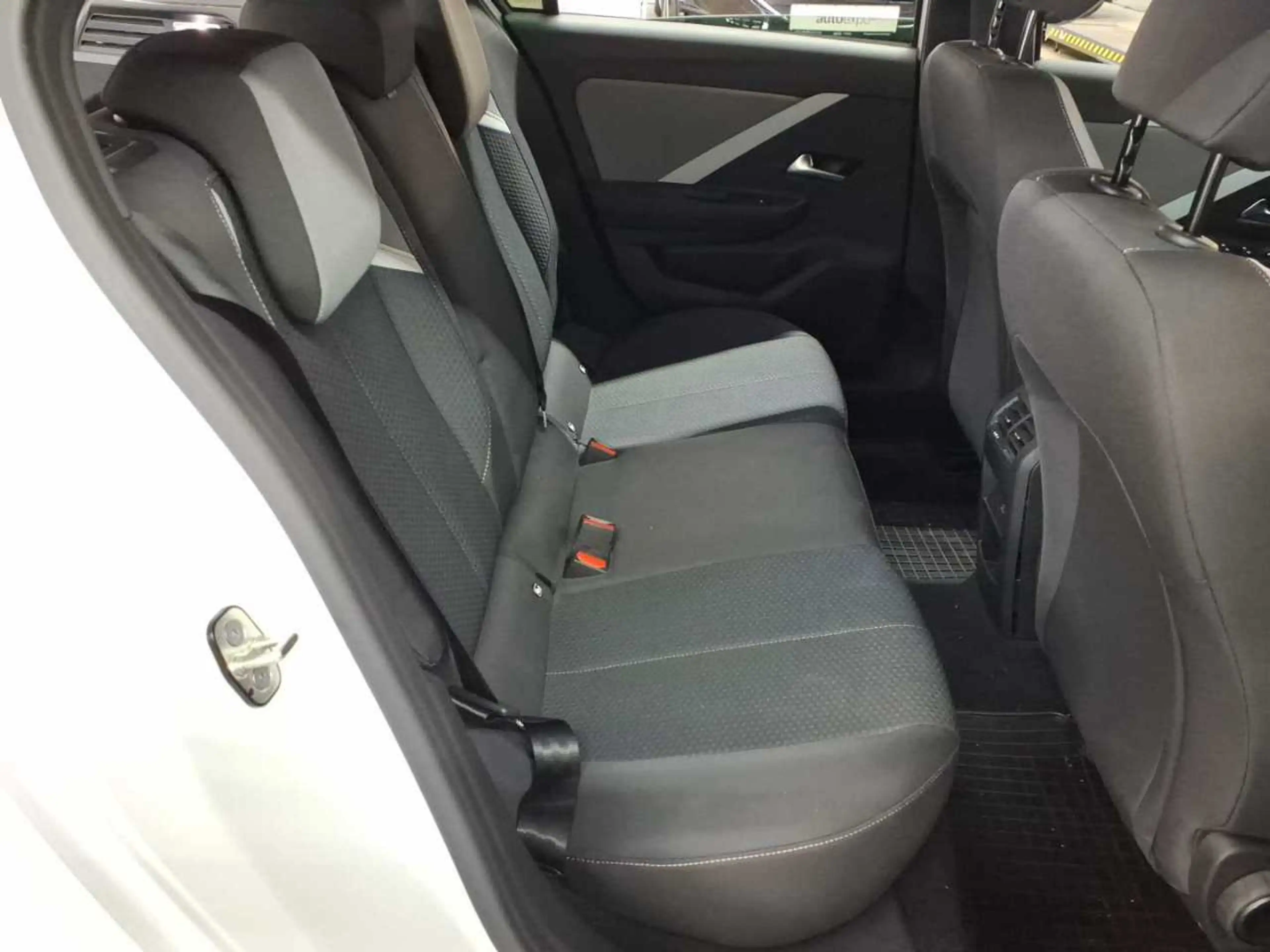 Opel Astra Astra 1.2 Turbo Business Edition Navi — photo 14