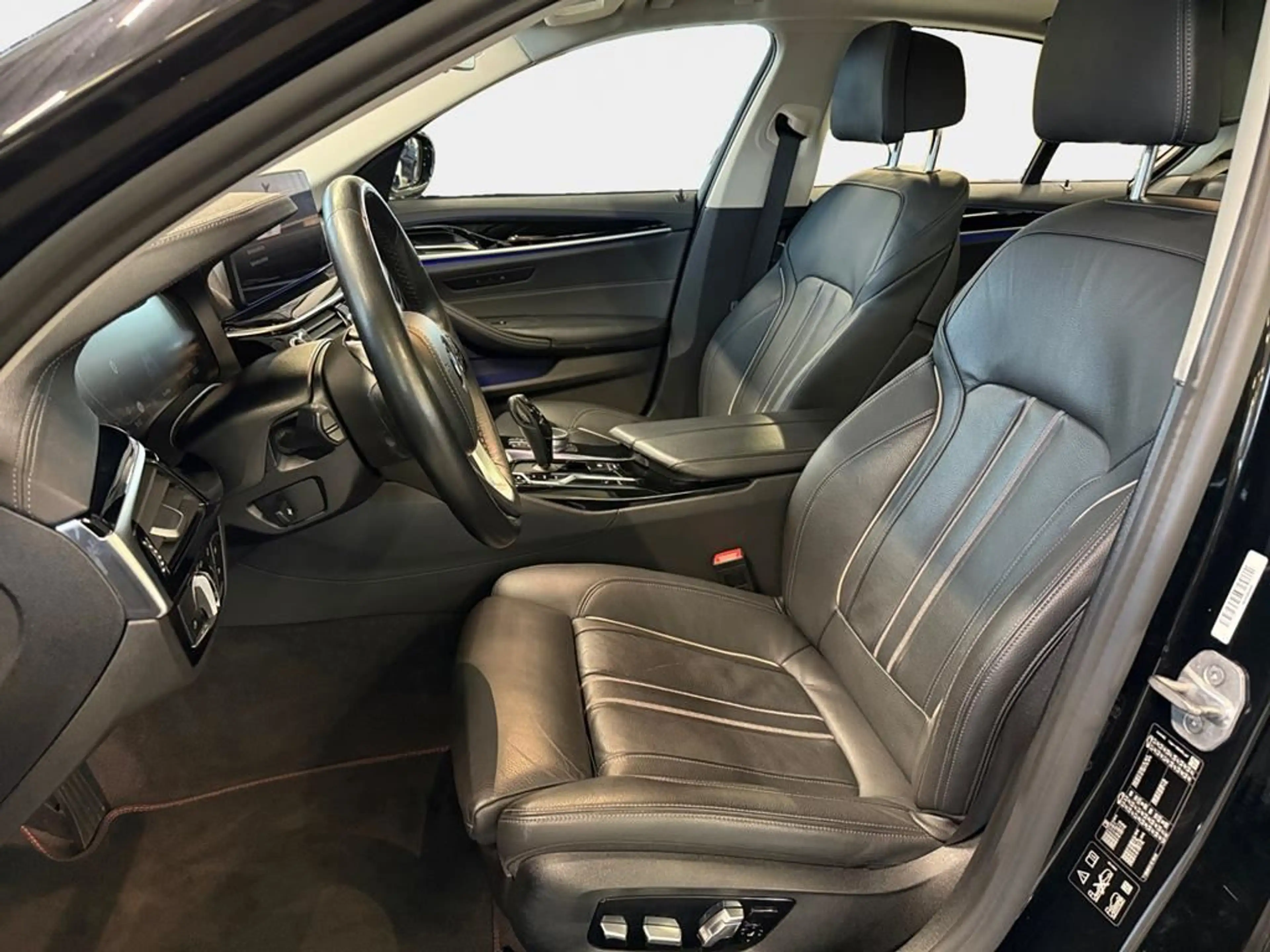 BMW 540 Luxury Line — photo 10