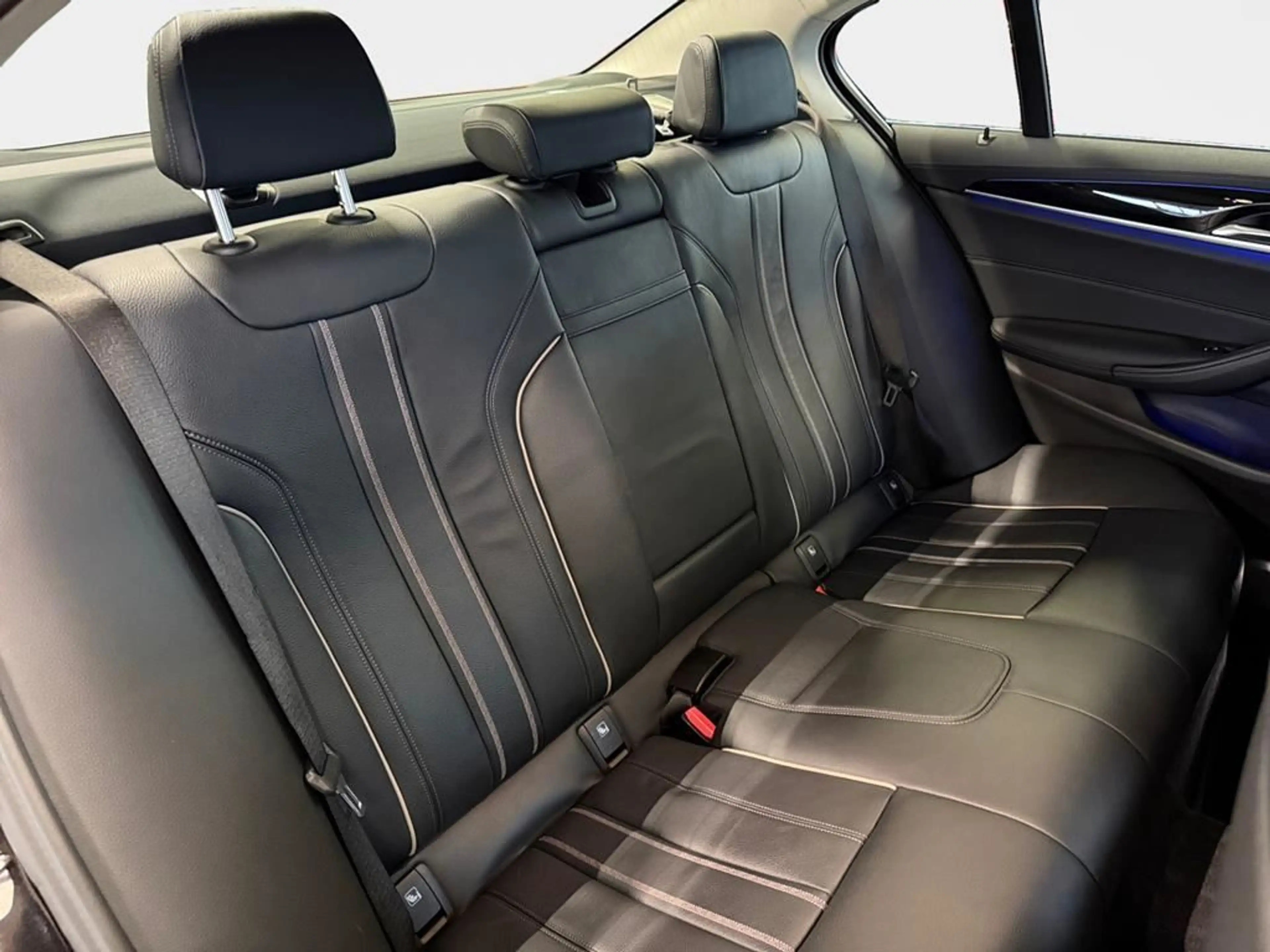 BMW 540 Luxury Line — photo 15