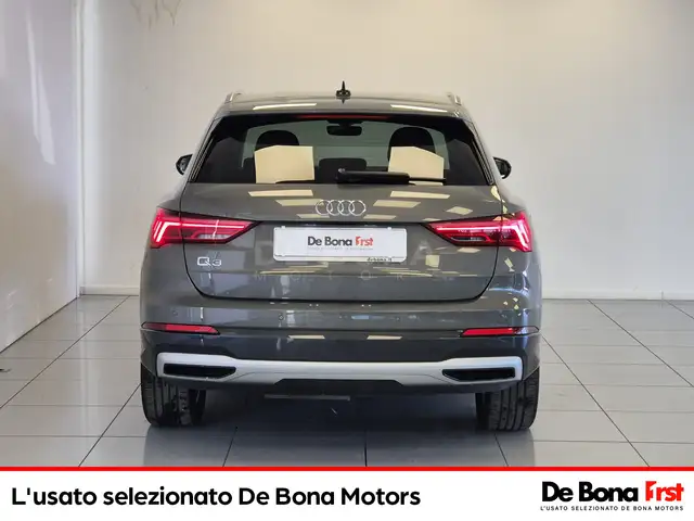 Audi Q3 view 5