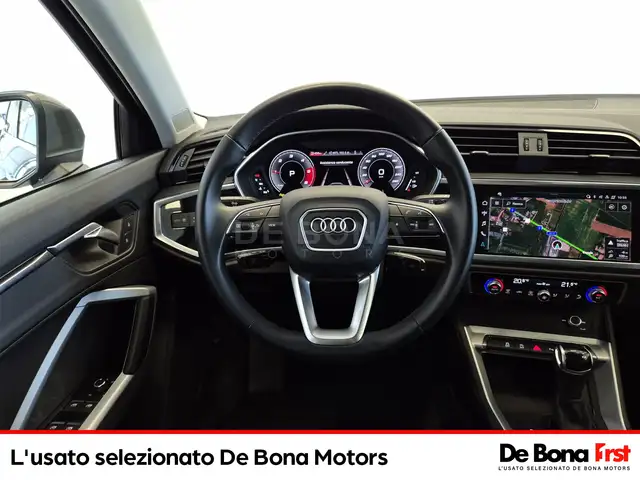 Audi Q3 view 10