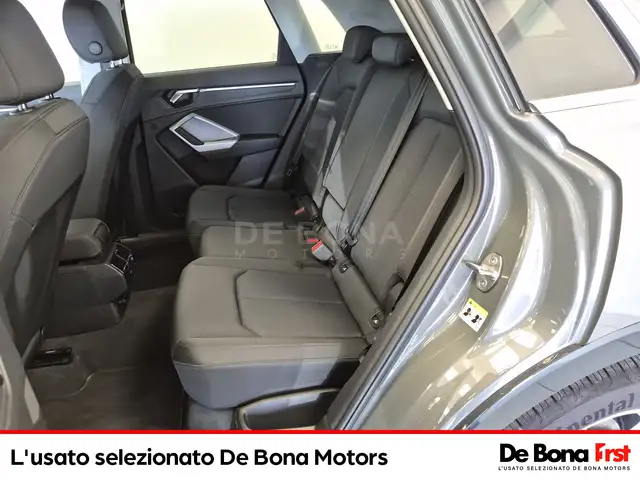 Audi Q3 view 8