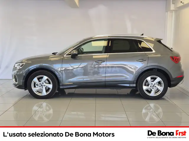Audi Q3 view 3