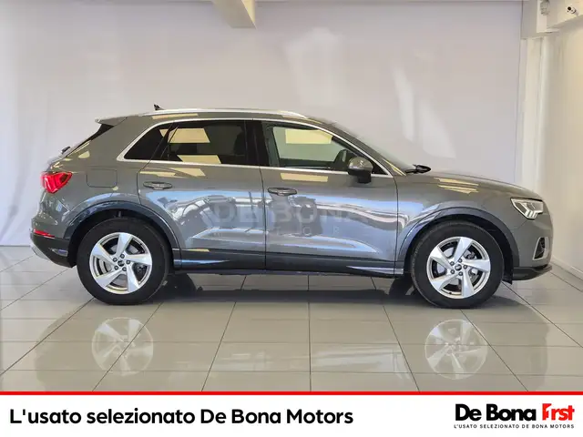 Audi Q3 view 6