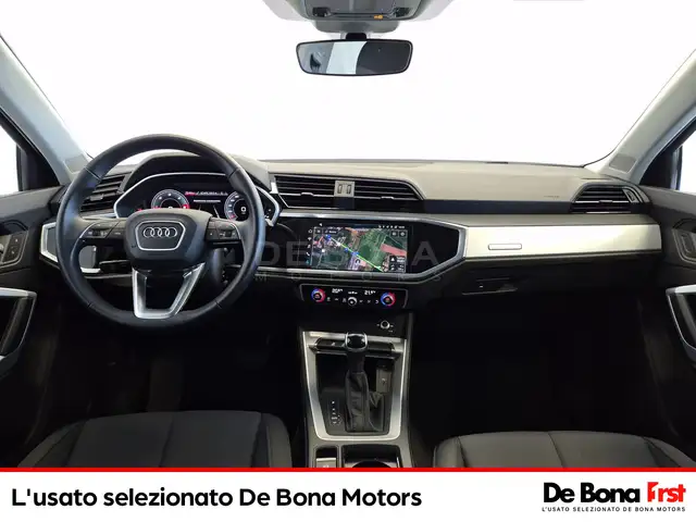 Audi Q3 view 9