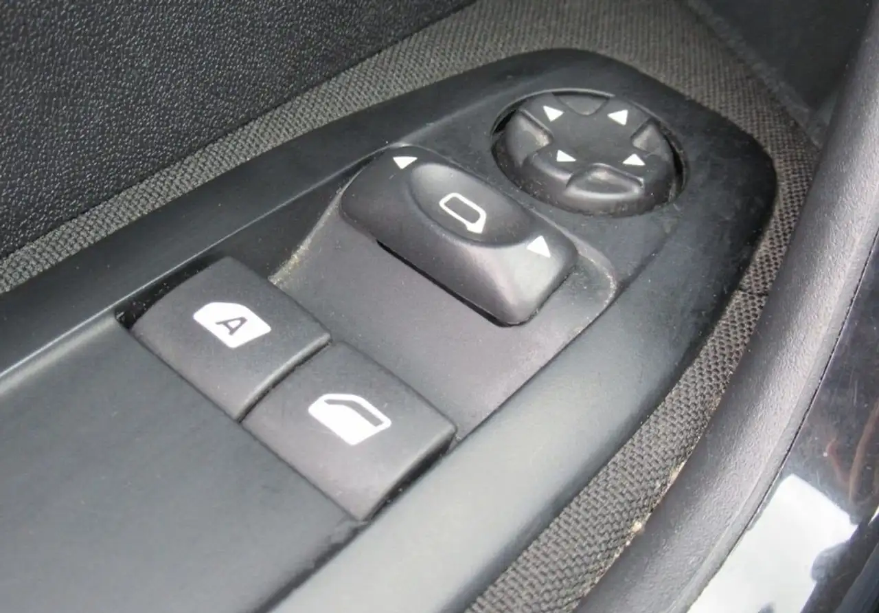 Peugeot 208 208 — photo 14
