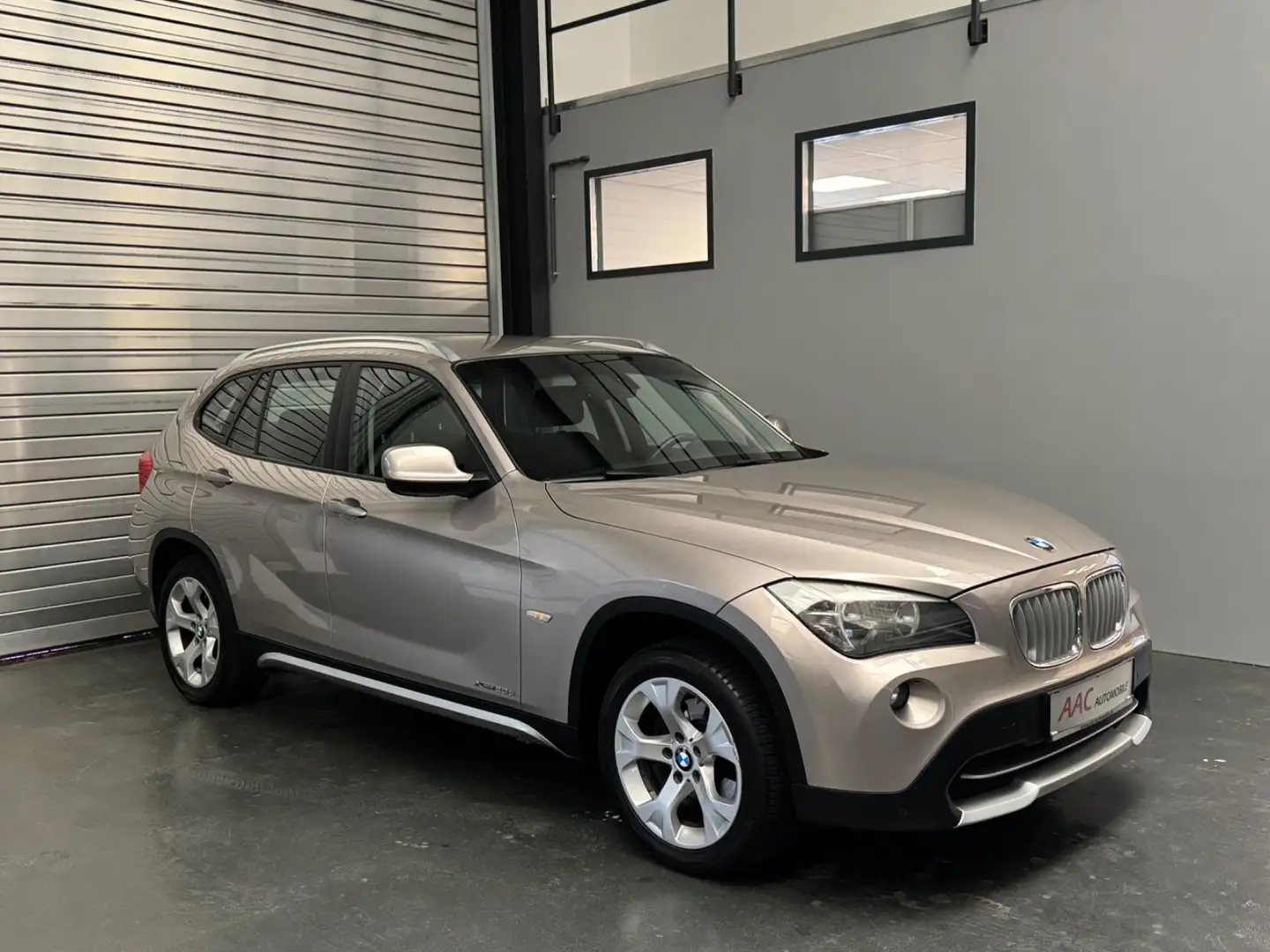 BMW X1 20 d xDrive/Navi/AHK/PDC Silber - 1
