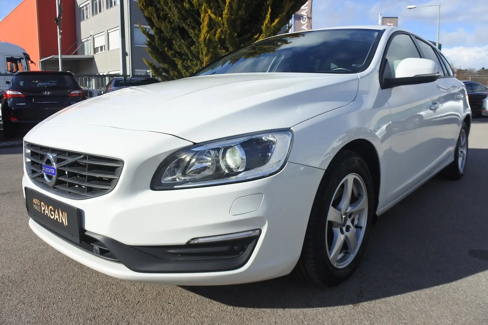 Volvo V60 V60 D3 Sport Geartronic/AHK/NAVI/BI-XENON Weiß - 1