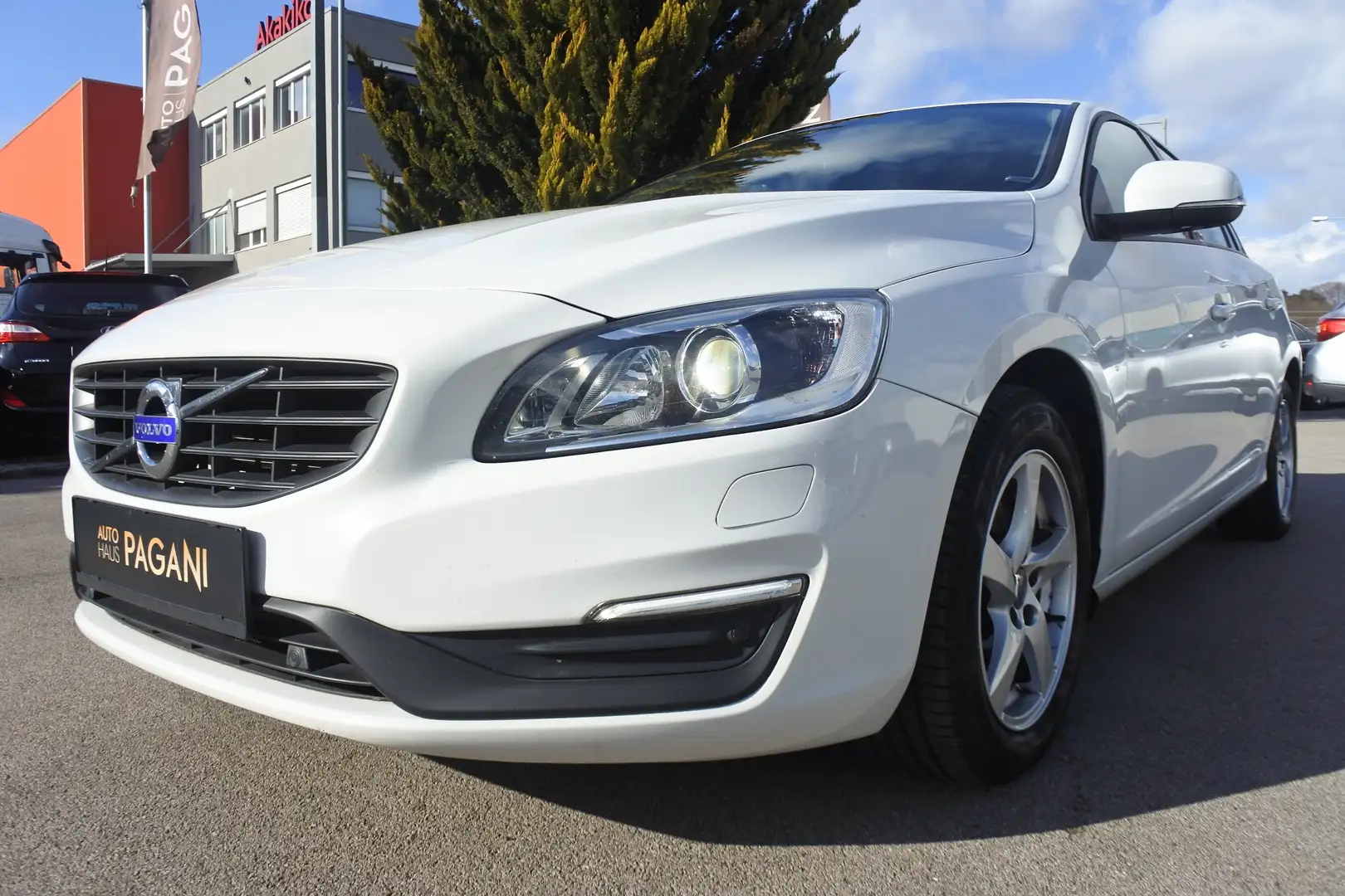 Volvo V60 V60 D3 Sport Geartronic/AHK/NAVI/BI-XENON Weiß - 2