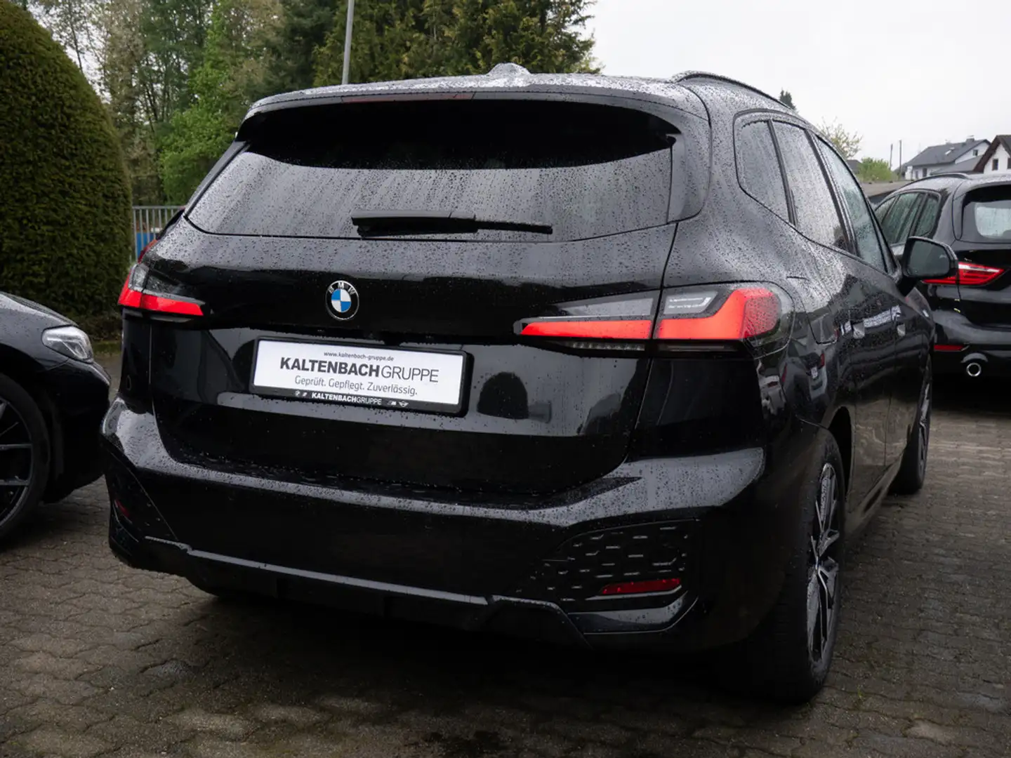BMW 220 i Active Tourer M-Sport PANO AHK HUD 360° Zwart - 2