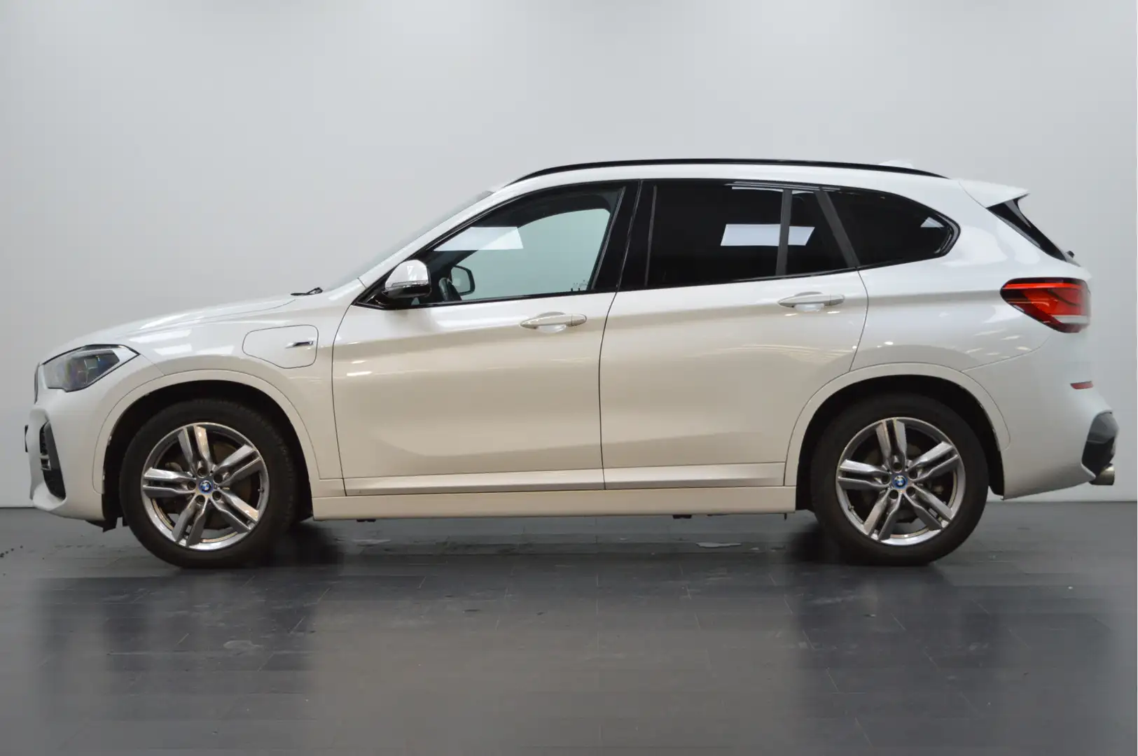BMW X1 xDrive25e M Sport Automaat / Sportstoelen / Stuurv Wit - 2
