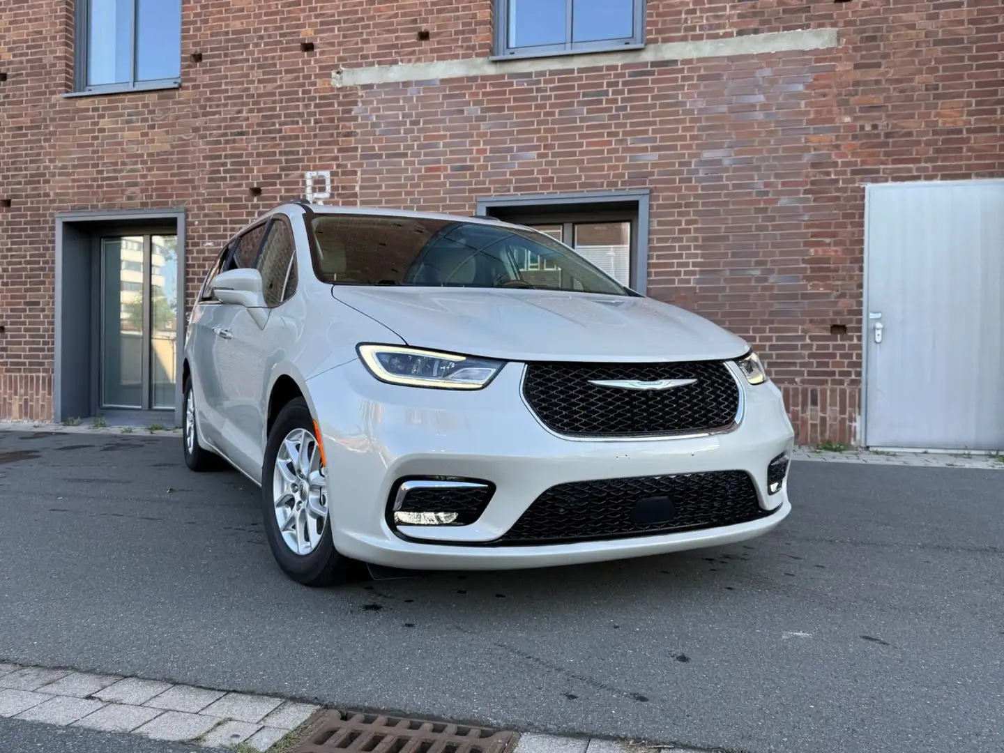 Chrysler Pacifica 3.6 Touring L*Carplay*ACC*360Kamera*LED*Alpine Бежевий - 2
