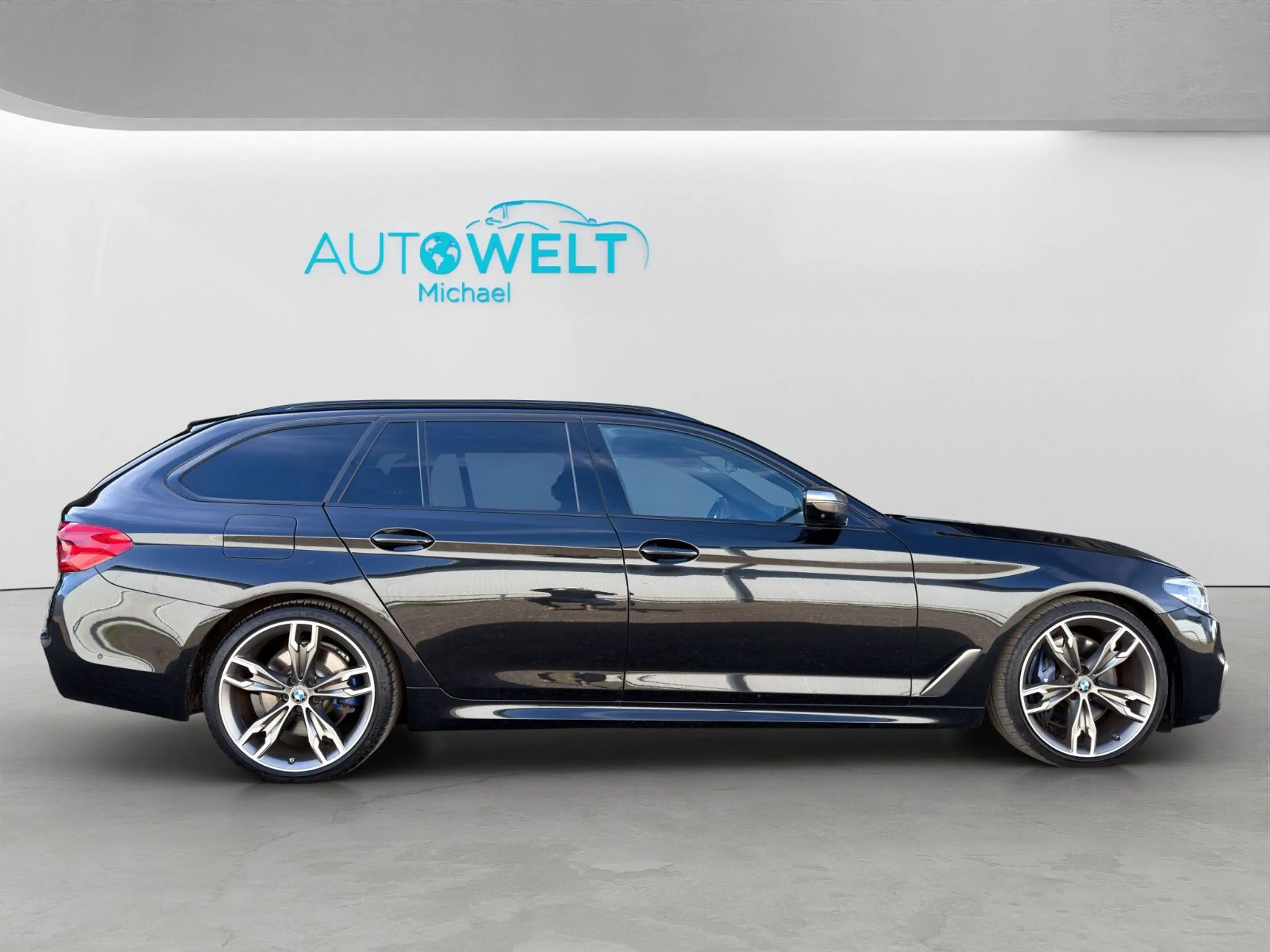 BMW 550 Touring 3.0d PANO APP LED H&K lück.Historie — photo 4