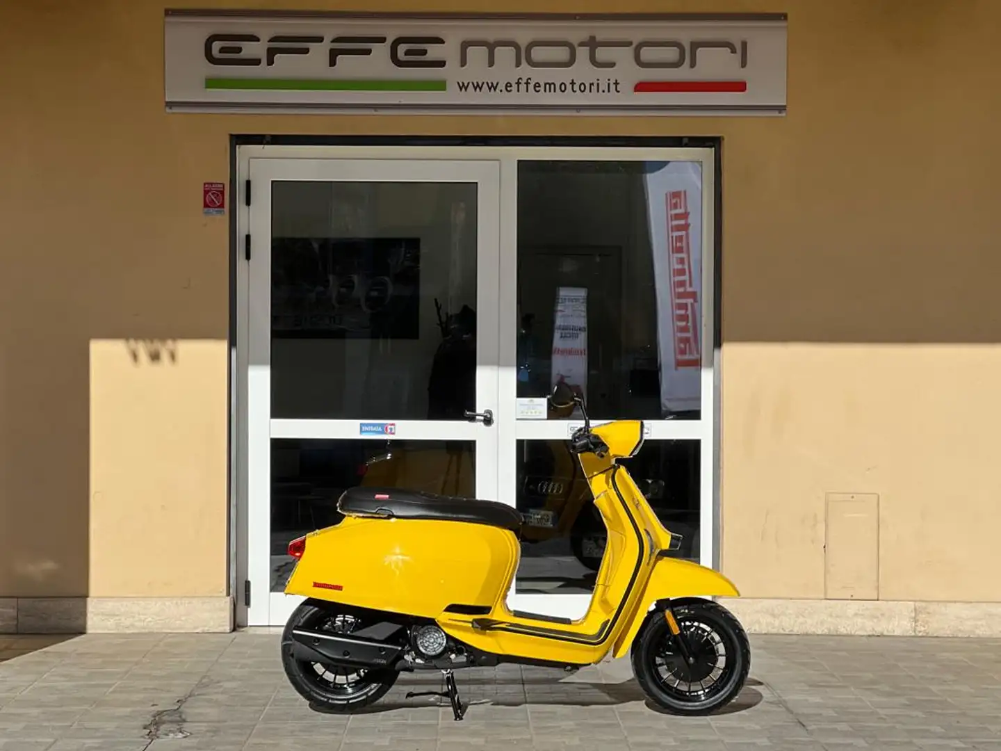 Lambretta V200 V125/V200 VARI COLORI DISPONIBILI PRONTA CONSEGNA Geel - 1