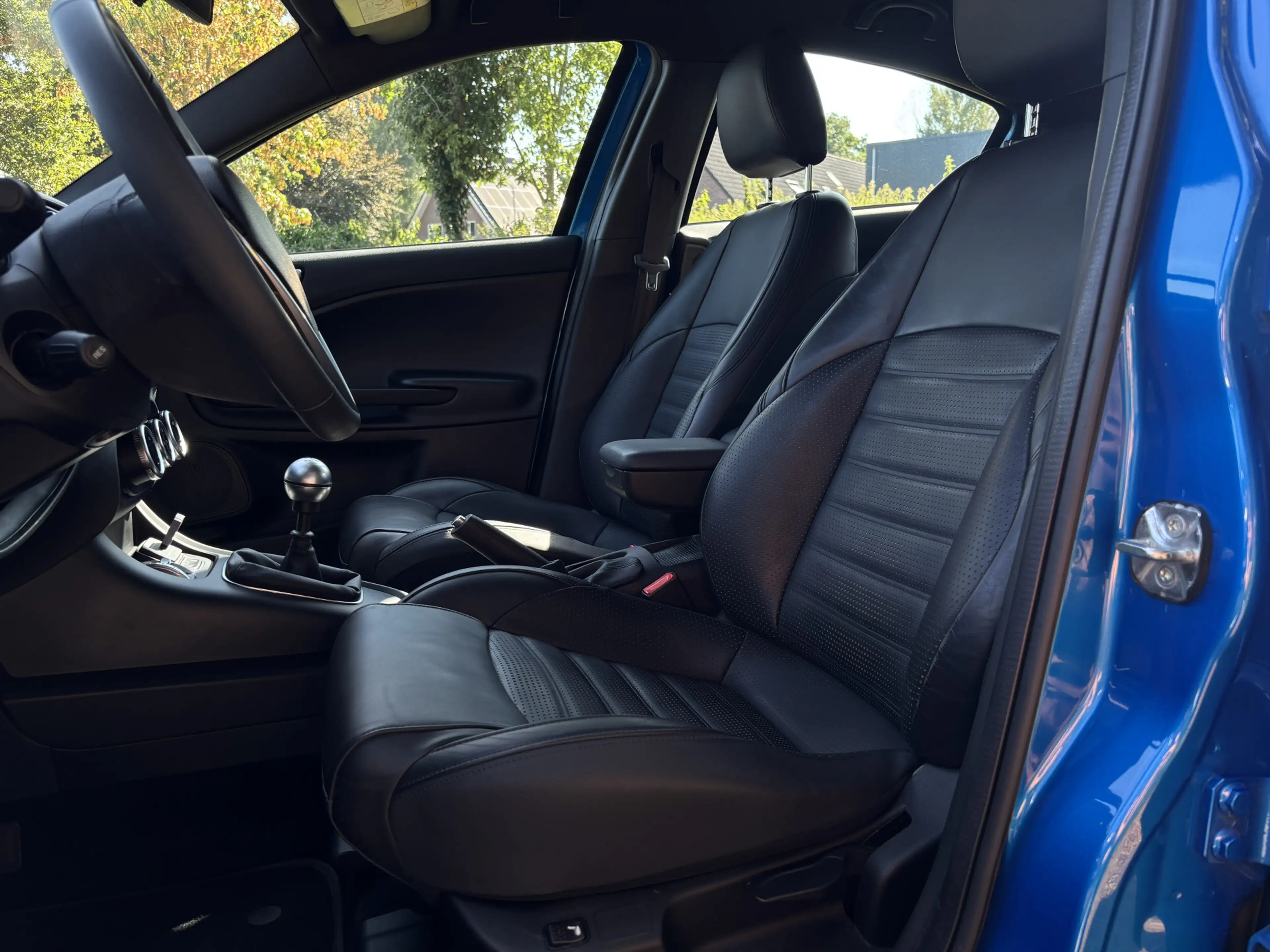 Alfa Romeo Giulietta 1.4 MultiAir 150PK Sport | Misano Blue | 19 inch | — photo 31