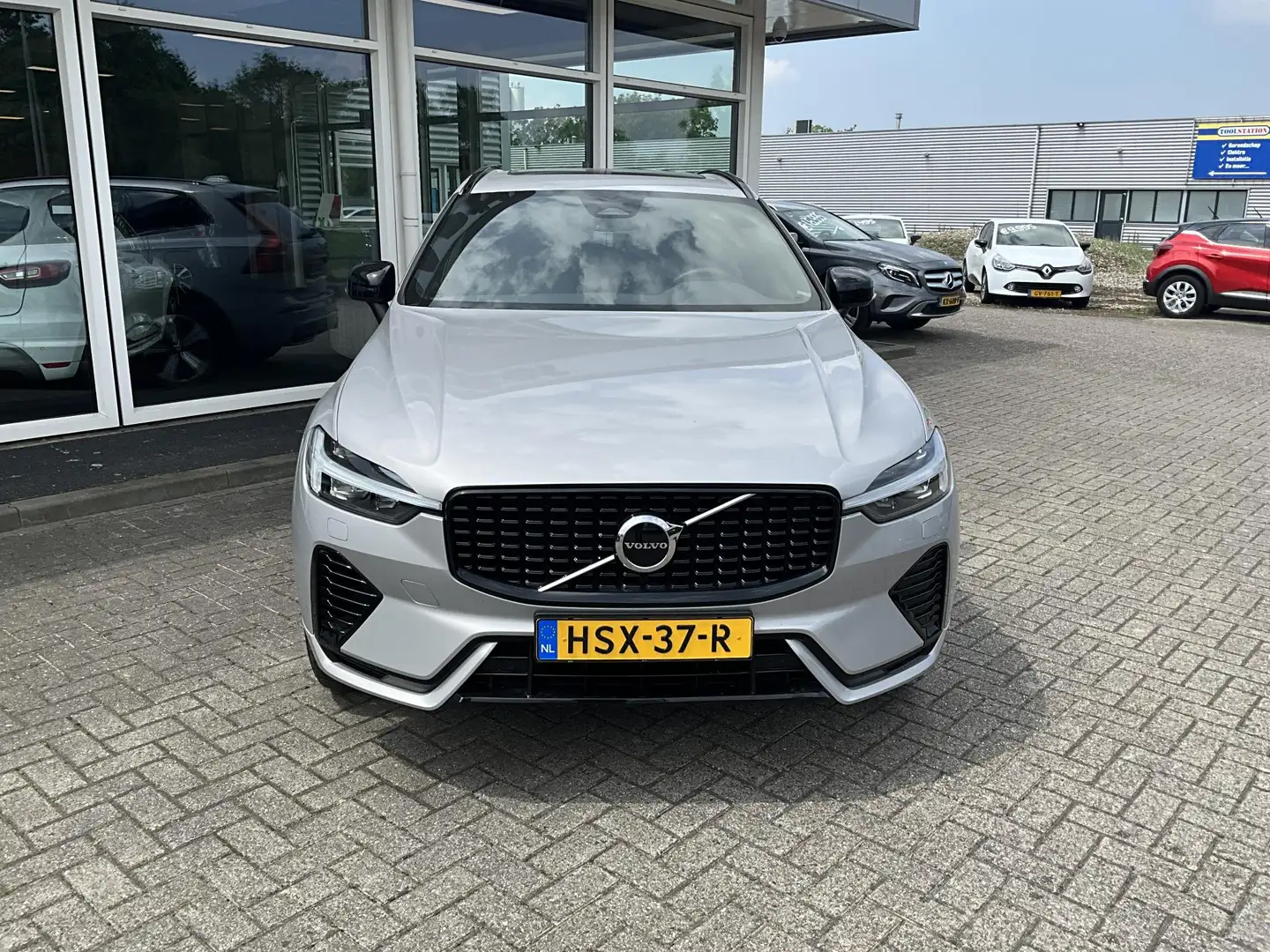 Volvo XC60 2.0 T6 Plug-in hybrid AWD Plus Dark Zwarte Hemel Grijs - 2