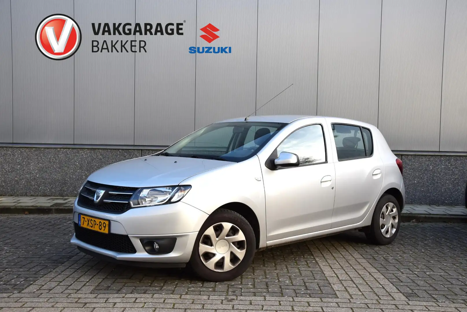 Dacia Sandero 0.9 TCe Lauréate | Navigatie | Trekhaak | Airco | Grijs - 1
