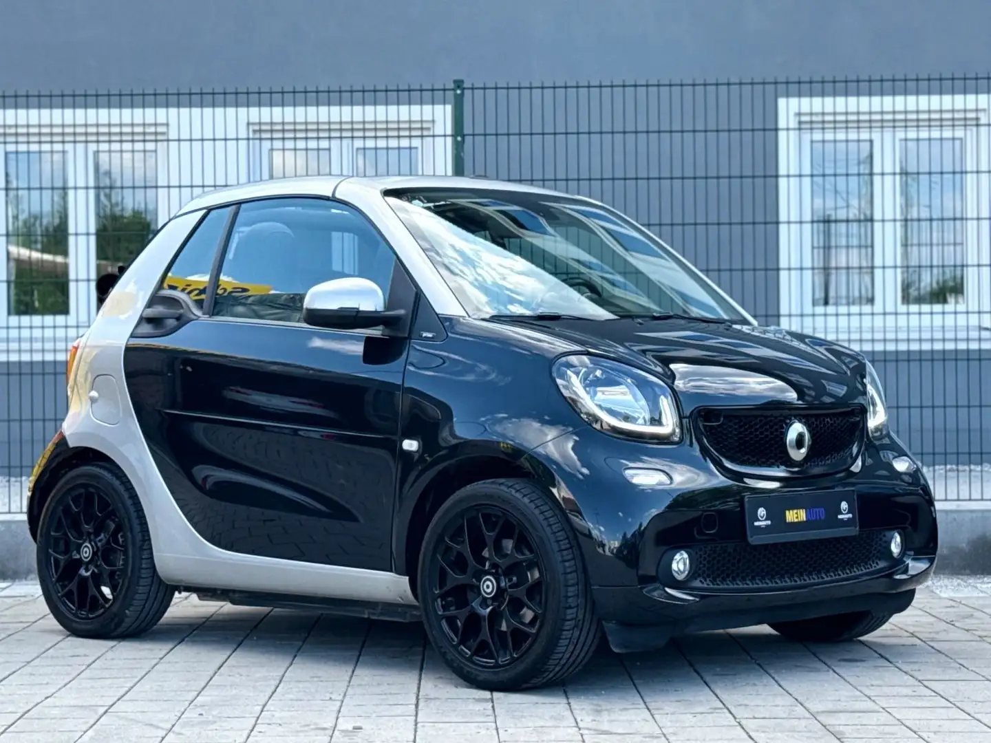 smart forTwo Cabrio /KAMERA/TEMPOMAT/SITZ-H/NAVI/JBL Zwart - 2