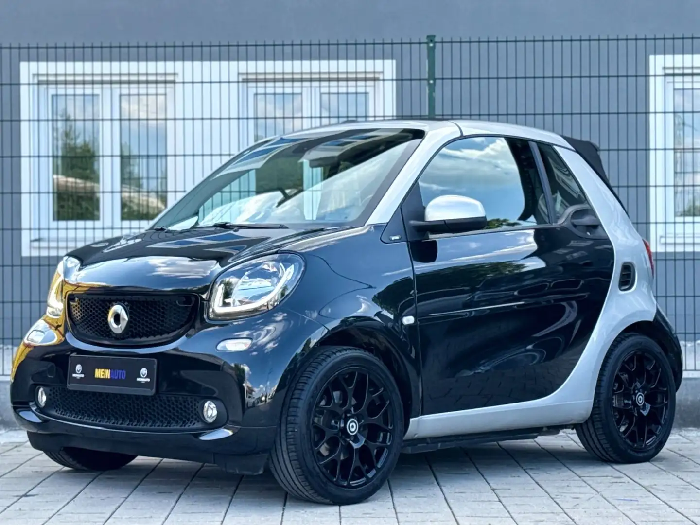 smart forTwo Cabrio /KAMERA/TEMPOMAT/SITZ-H/NAVI/JBL Zwart - 1