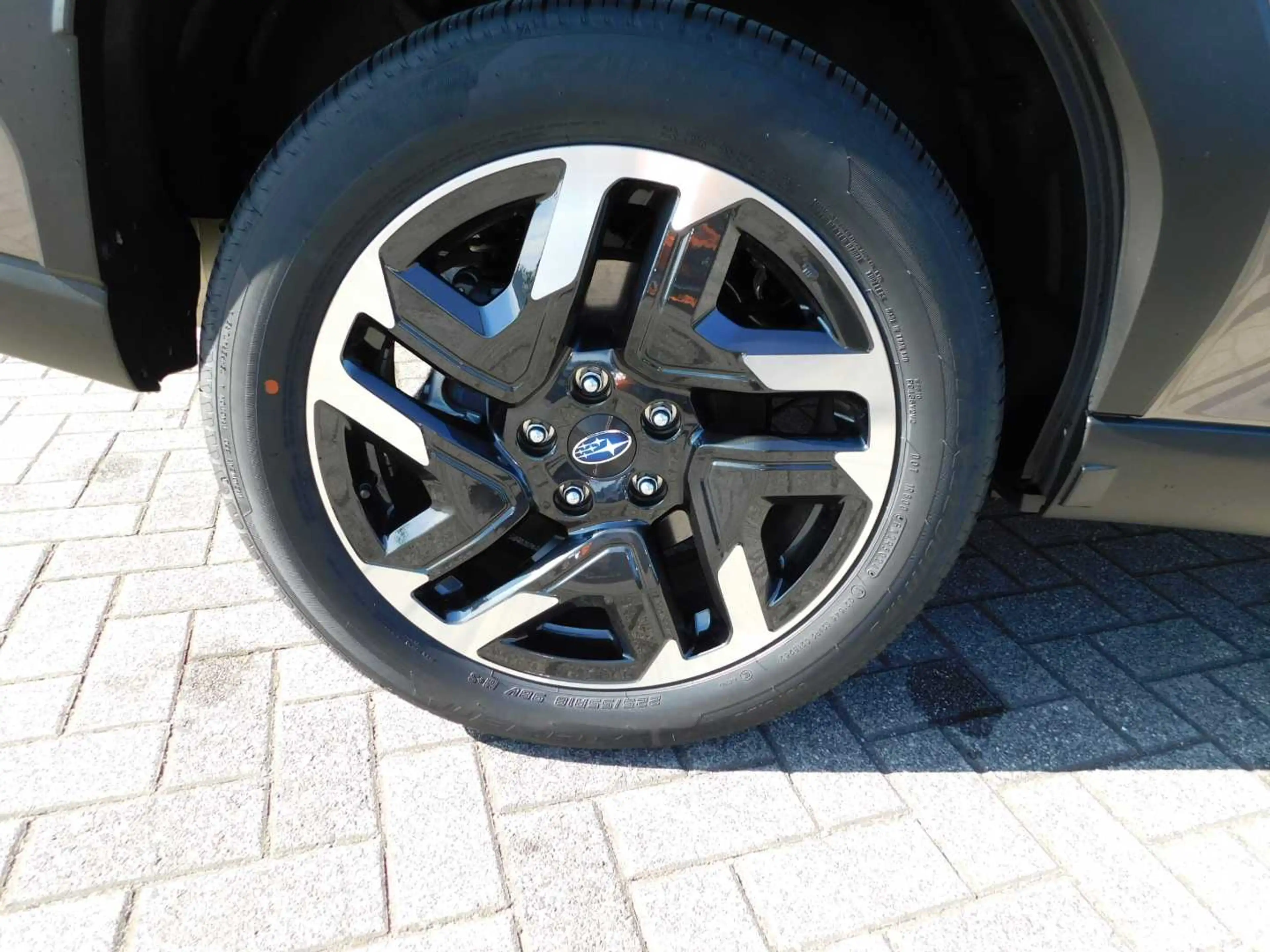 Subaru Forester 2,0ie e-Boxer Exclusive — photo 4