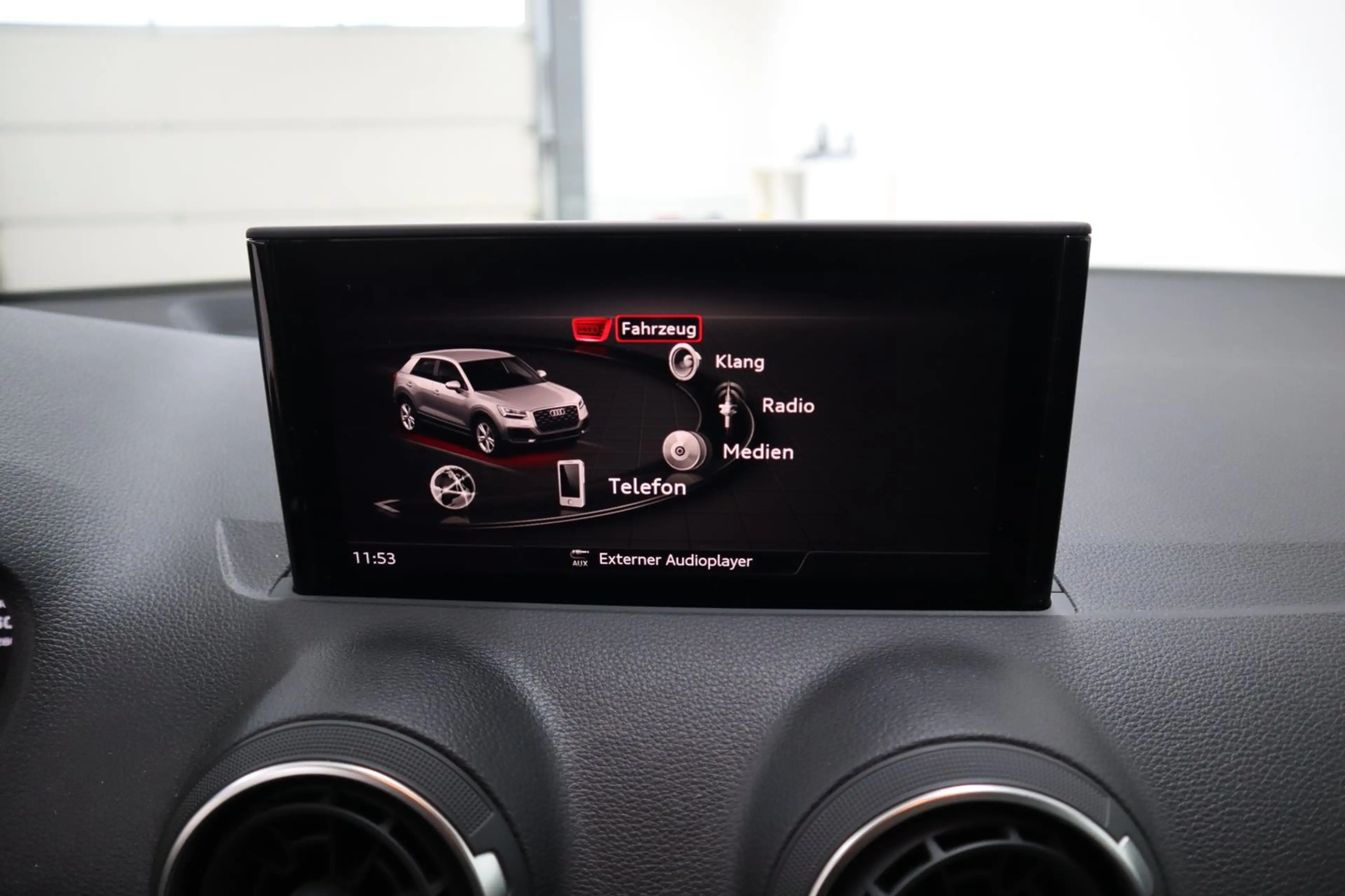 Audi Q2 30 TFSI intense — photo 13
