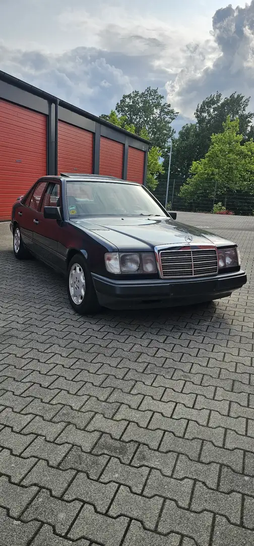 Mercedes-Benz E 200 Modrá - 1
