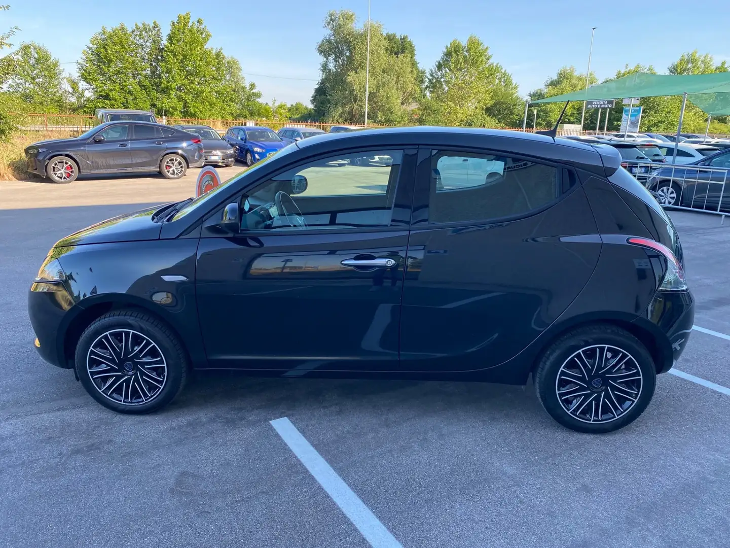 Lancia Ypsilon 1.0 FireFly 5 porte S&S Hybrid Gold Plus Nero - 2