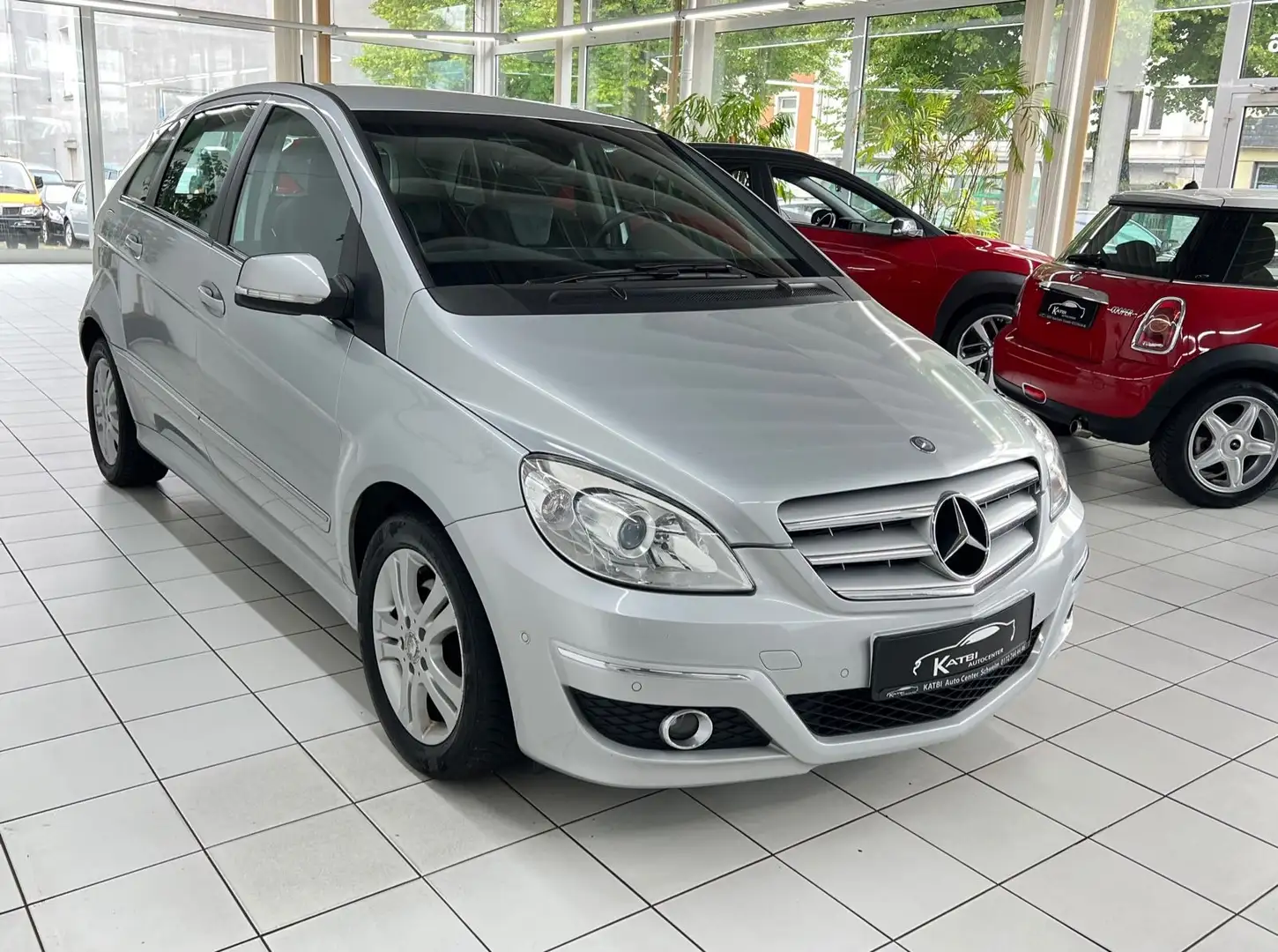 Mercedes-Benz B 200 CDI Automatik Navi Klima HU 03.2027 Stříbrná - 2