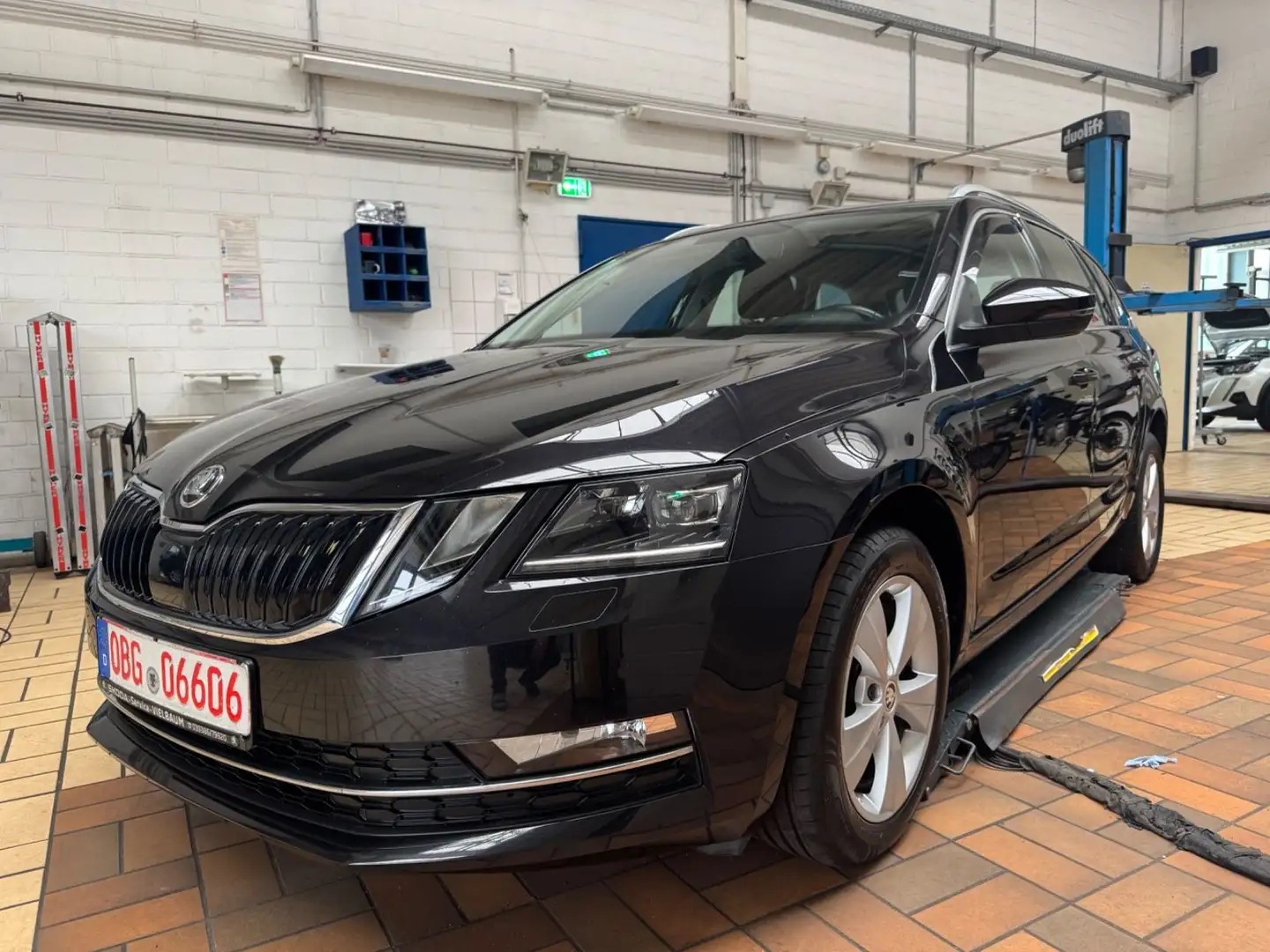 Skoda Octavia Combi Style 2,0 TDI DSG LED-Smart Link- Schwarz - 1