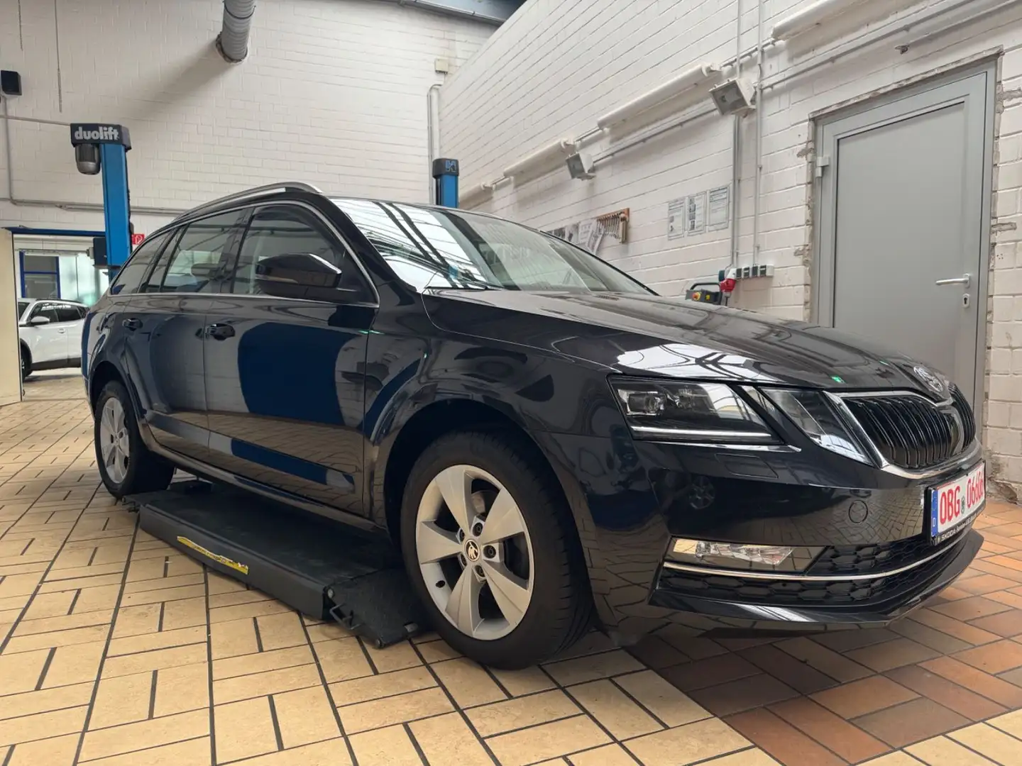 Skoda Octavia Combi Style 2,0 TDI DSG LED-Smart Link- Schwarz - 2