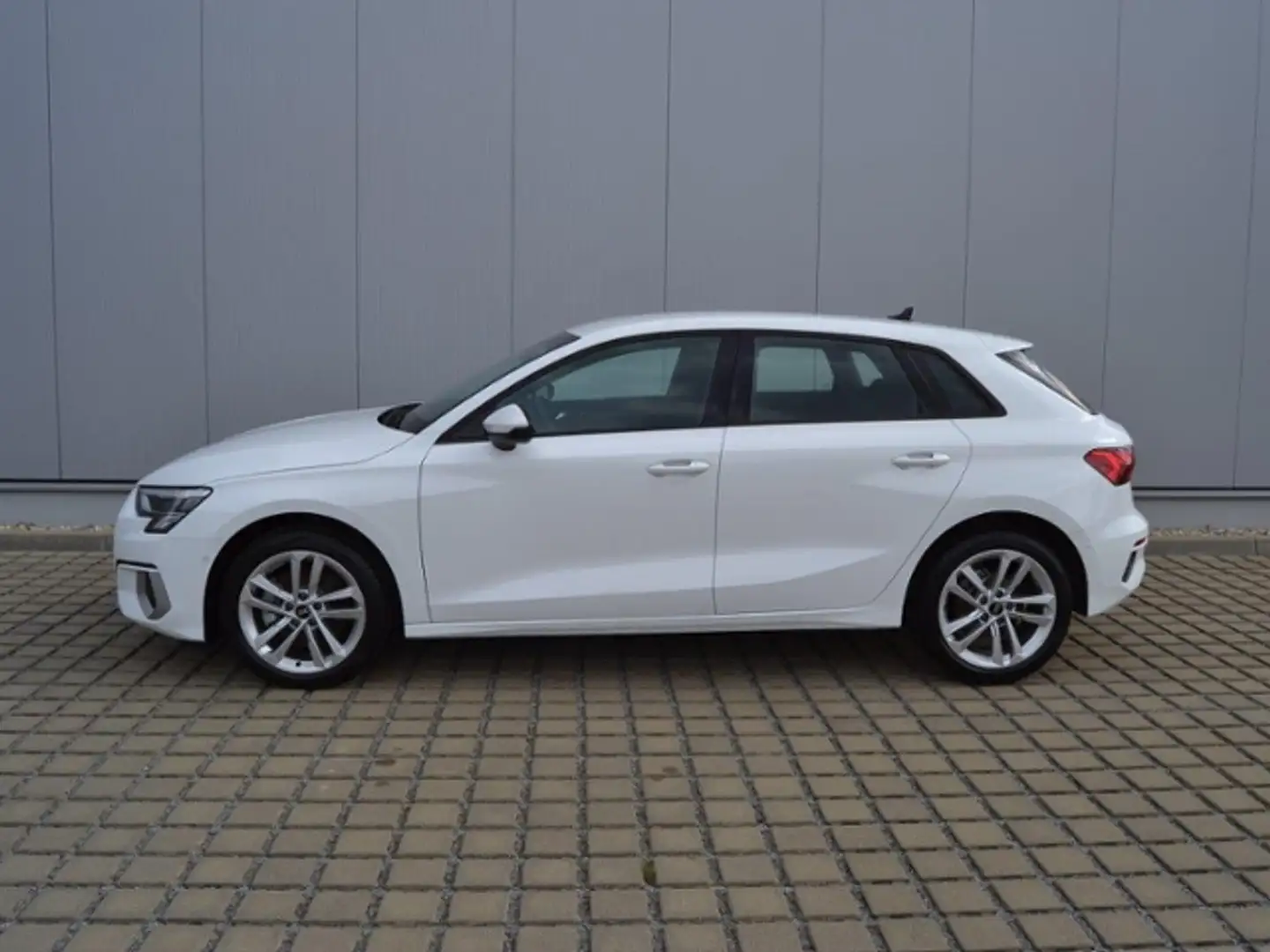 Audi A3 Sportback 30 TFSI Advanced LED/RFK/PARK-ASSIST/GR Wit - 2