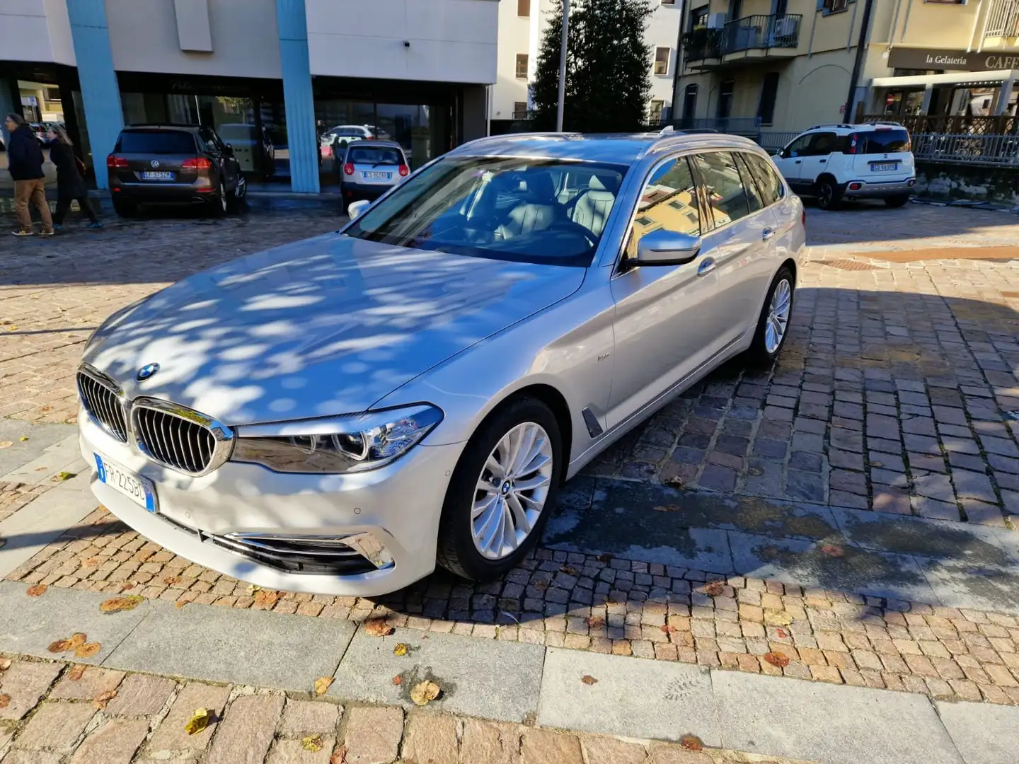 BMW 520 Serie 5 G31 2017 Touring 520d Touring Luxury auto Argento - 2